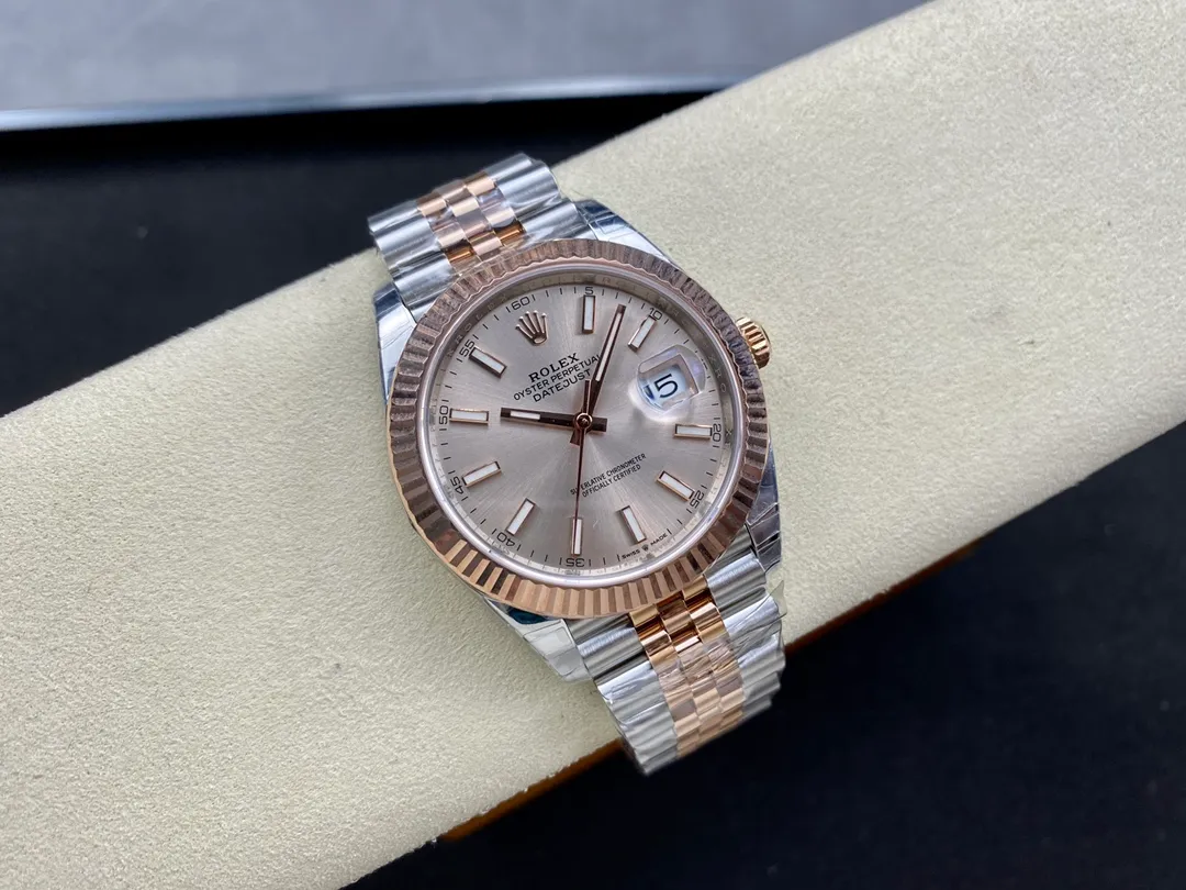 【High-end replica】💰1240! 【Customized all-in-one machine】💰1900! [Top replica] Private chat! ! ! The Rolex Datejust 41mm series creates a classic watch model. 1: The movement adopts Swiss 3235 movement. 2: In terms of material, the overall material is made of 904 steel. The curvature of the side of the case is polished in place, and the thickness of the side is consistent with the original. 3: Classic dog tooth collar. The platinum (electroplated) ring presents a radiant light effect that is extremely close to the original version, and the triangular pit pattern is clean and neat. 4: The watch mirror is made of real sapphire mirror, which increases the transparency of the watch. At the same time, it has been treated with anti-glare technology, making it very convenient to read watch data and has high hardness. 5: The only synchronous original thickness in the market is 11.5mm. This picture was taken in top reproduction quality!