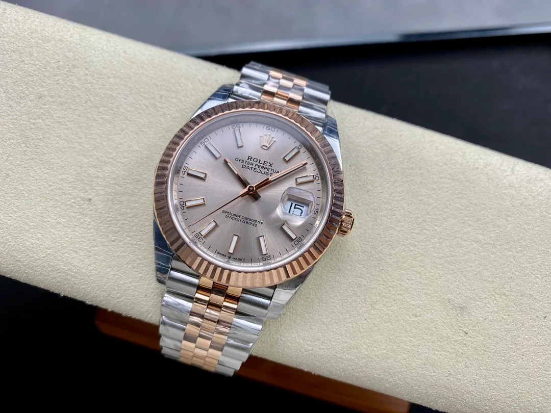 【High-end replica】💰1240! 【Customized all-in-one machine】💰1900! [Top replica] Private chat! ! ! The Rolex Datejust 41mm series creates a classic watch model. 1: The movement adopts Swiss 3235 movement. 2: In terms of material, the overall material is made of 904 steel. The curvature of the side of the case is polished in place, and the thickness of the side is consistent with the original. 3: Classic dog tooth collar. The platinum (electroplated) ring presents a radiant light effect that is extremely close to the original version, and the triangular pit pattern is clean and neat. 4: The watch mirror is made of real sapphire mirror, which increases the transparency of the watch. At the same time, it has been treated with anti-glare technology, making it very convenient to read watch data and has high hardness. 5: The only synchronous original thickness in the market is 11.5mm. This picture was taken in top reproduction quality!