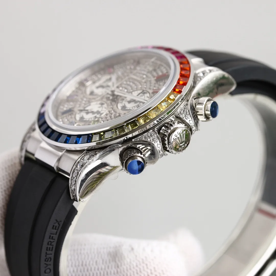 💎【SGP Factory】Latest masterpiece Cosmograph Rolex Daytona: The outer ring is inlaid with rainbow gradient sapphires, replacing the classic speedometer outer ring. The lugs and crown shoulder guards are inlaid with 56 round-cut diamonds. Each process is refined and rigorous to ensure that the angle color is as brilliant as the original version. Eye-catching [1] The dial is inlaid with 11 🌈 sapphire hour markers, corresponding to the color of the gemstones on the outer ring [2] The sapphire case has the same height, and the shell body is slim [3] It adopts imported natural rubber strap, which has a soft and delicate texture and is very comfortable to wear. The buckle details are flawlessly processed [4] equipped with 7750 mechanical chronograph movement