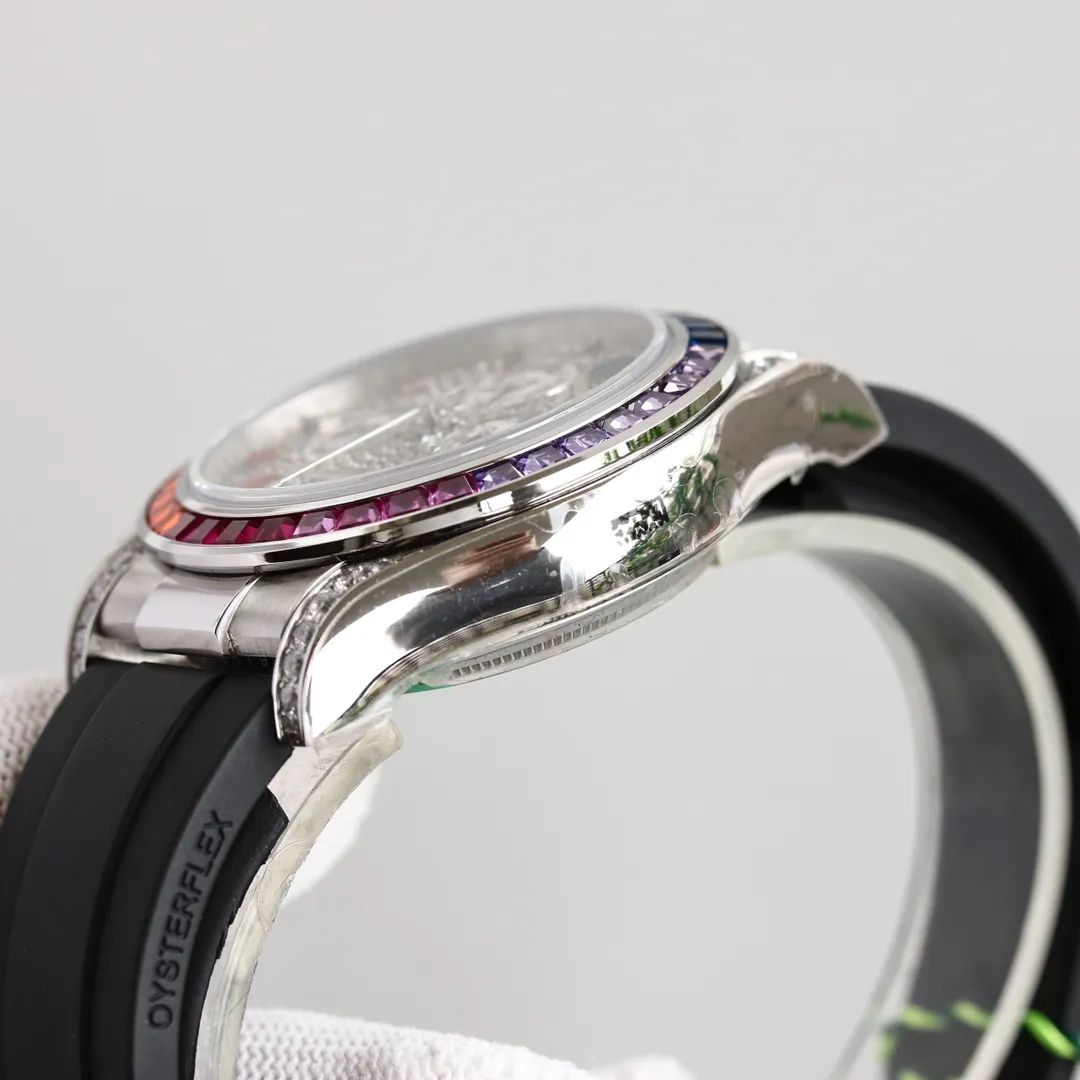 💎【SGP Factory】Latest masterpiece Cosmograph Rolex Daytona: The outer ring is inlaid with rainbow gradient sapphires, replacing the classic speedometer outer ring. The lugs and crown shoulder guards are inlaid with 56 round-cut diamonds. Each process is refined and rigorous to ensure that the angle color is as brilliant as the original version. Eye-catching [1] The dial is inlaid with 11 🌈 sapphire hour markers, corresponding to the color of the gemstones on the outer ring [2] The sapphire case has the same height, and the shell body is slim [3] It adopts imported natural rubber strap, which has a soft and delicate texture and is very comfortable to wear. The buckle details are flawlessly processed [4] equipped with 7750 mechanical chronograph movement
