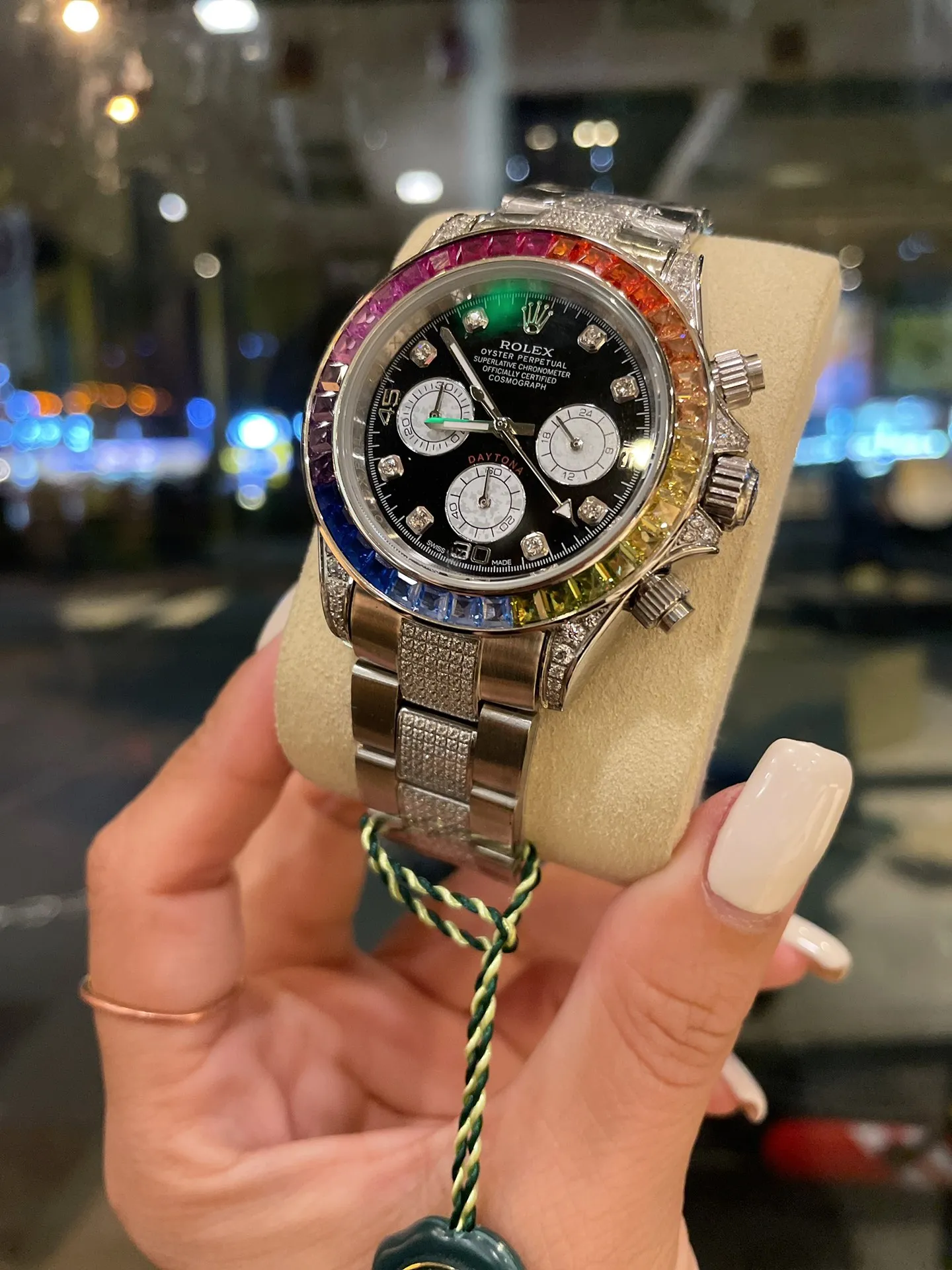 【High-end replica】💰1720! The new Rolex Daytona Rainbow model. Model: 116599RBOW-116598RBOW-116595RBOW. Rainbow Daytona is hard to find! The inlay is optimized according to the 36 gemstones with the most coordinated color gradient transition from the original factory. The height and angle are consistent, and the refraction effect is very beautiful. Each chronograph dial is refracted due to different light, and the color is bright and unique. Equipped with an imported quartz movement (with 24-hour day and month display respectively) Rolex steel solid link Oyster-style easy-to-adjust strap, exquisitely polished.