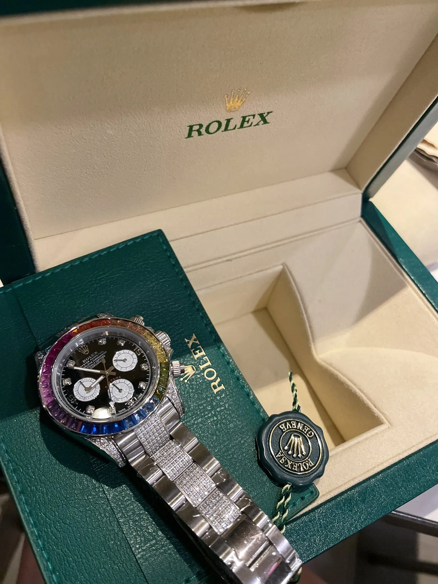 【High-end replica】💰1720! The new Rolex Daytona Rainbow model. Model: 116599RBOW-116598RBOW-116595RBOW. Rainbow Daytona is hard to find! The inlay is optimized according to the 36 gemstones with the most coordinated color gradient transition from the original factory. The height and angle are consistent, and the refraction effect is very beautiful. Each chronograph dial is refracted due to different light, and the color is bright and unique. Equipped with an imported quartz movement (with 24-hour day and month display respectively) Rolex steel solid link Oyster-style easy-to-adjust strap, exquisitely polished.
