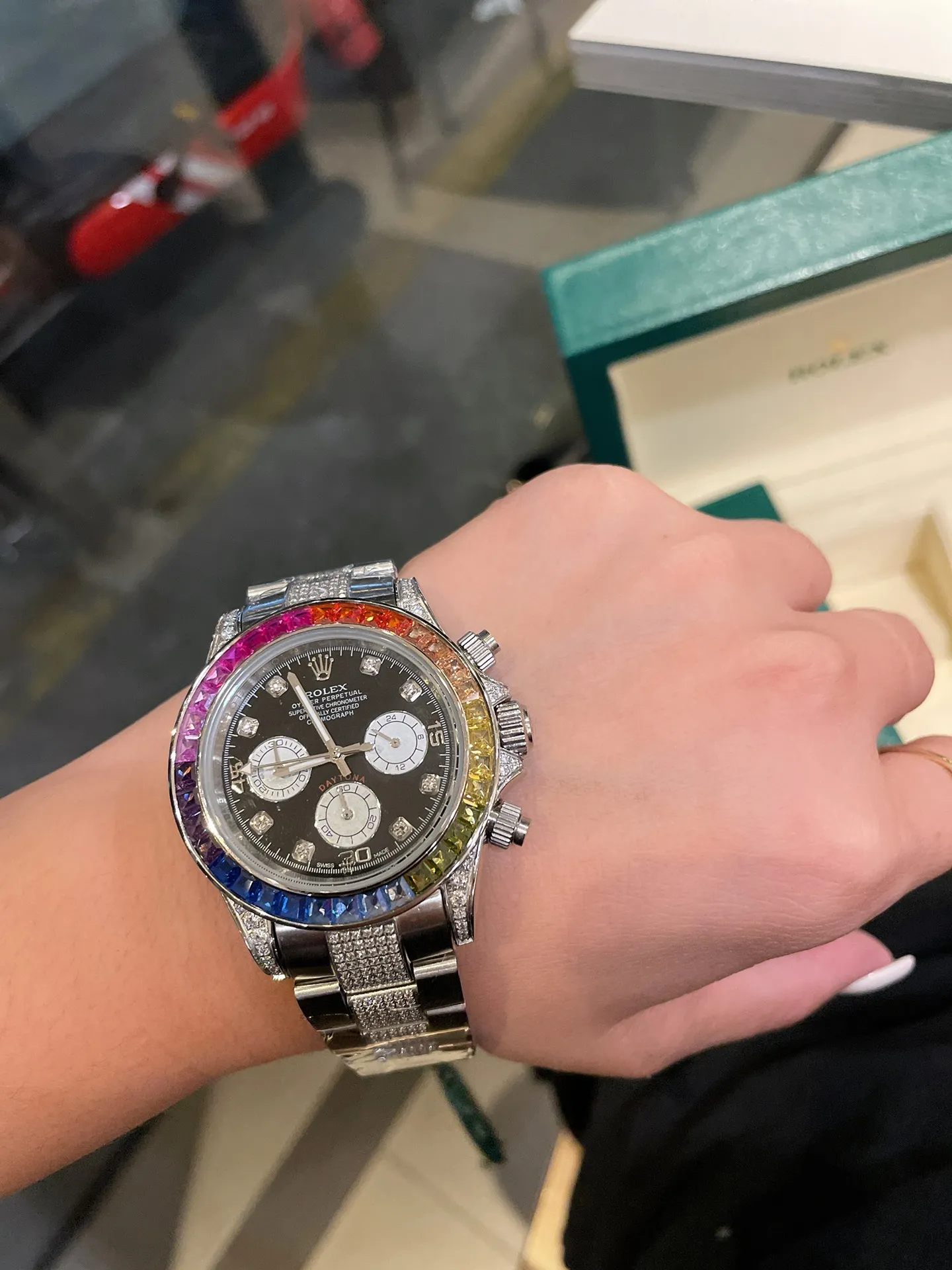 【High-end replica】💰1720! The new Rolex Daytona Rainbow model. Model: 116599RBOW-116598RBOW-116595RBOW. Rainbow Daytona is hard to find! The inlay is optimized according to the 36 gemstones with the most coordinated color gradient transition from the original factory. The height and angle are consistent, and the refraction effect is very beautiful. Each chronograph dial is refracted due to different light, and the color is bright and unique. Equipped with an imported quartz movement (with 24-hour day and month display respectively) Rolex steel solid link Oyster-style easy-to-adjust strap, exquisitely polished.