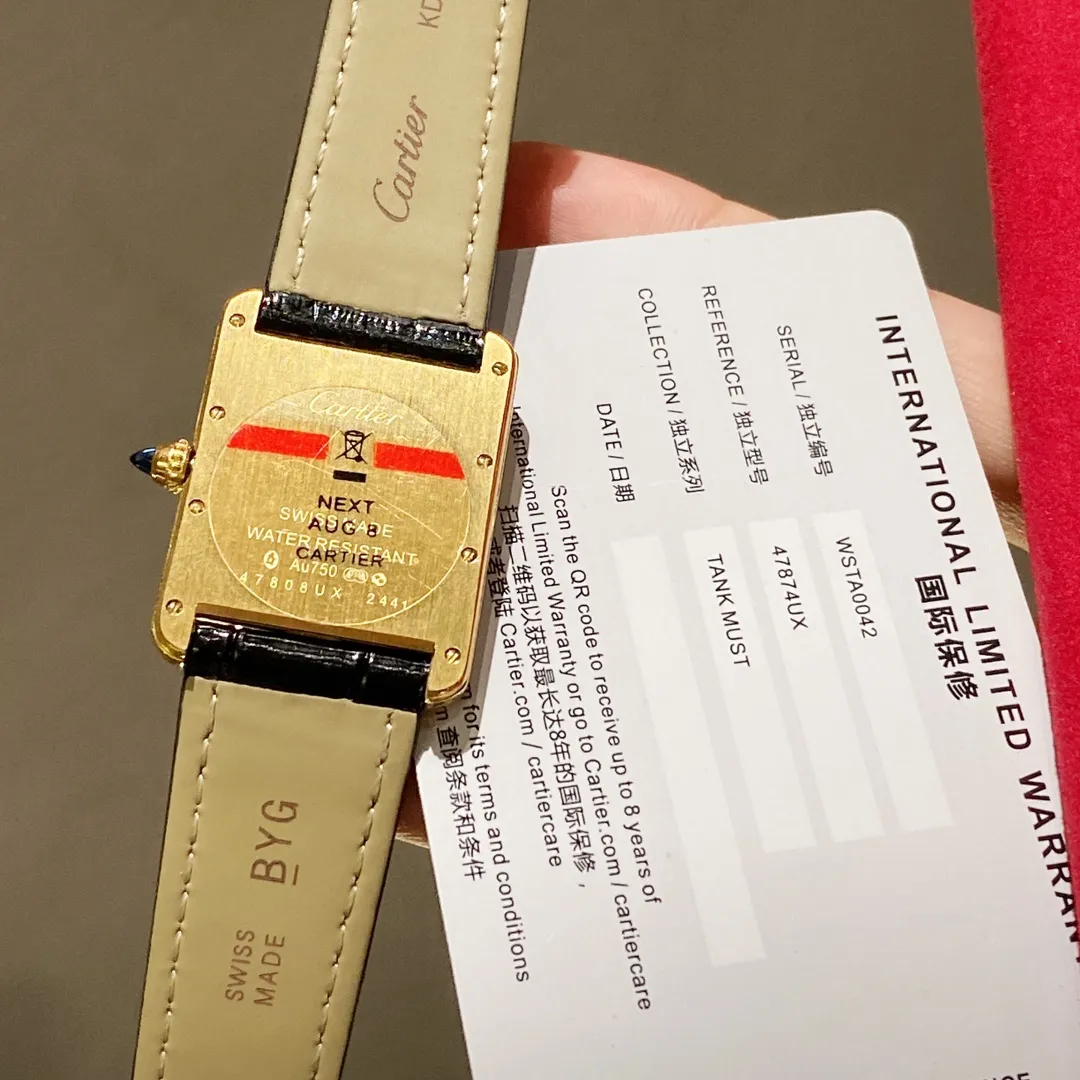 【Foreign trade import】💰1120! The ingenious Cartier CARTIER-Tank watch family produced by V3 is a masterpiece! Made of all precious metals, the shell lines are more rounded and delicate, Swiss quartz movement, new sizes: medium 33.7 x 25.5 mm, small 29.5x22 mm, this size is just right, thickness 6.35 mm. The easiest way to identify it is the conical sapphire on the crown and the calendar display! The diamond-shaped glass made with special technology is more concave and layered. The dial has Roman numeral time scales, the track on the inner ring is used as a scale to identify the specific time, the hands use blue steel sword needles, and the bead-shaped crown is inlaid with blue synthetic conical gemstones. Only after countless battles can we achieve a perfect score! The strap is made of imported leather, which has been carefully selected. The color and texture are the same as the genuine ones. It is waterproof to 30 meters for daily use. It does not affect secondary sales and can be returned and exchanged with an upgraded gift bag.