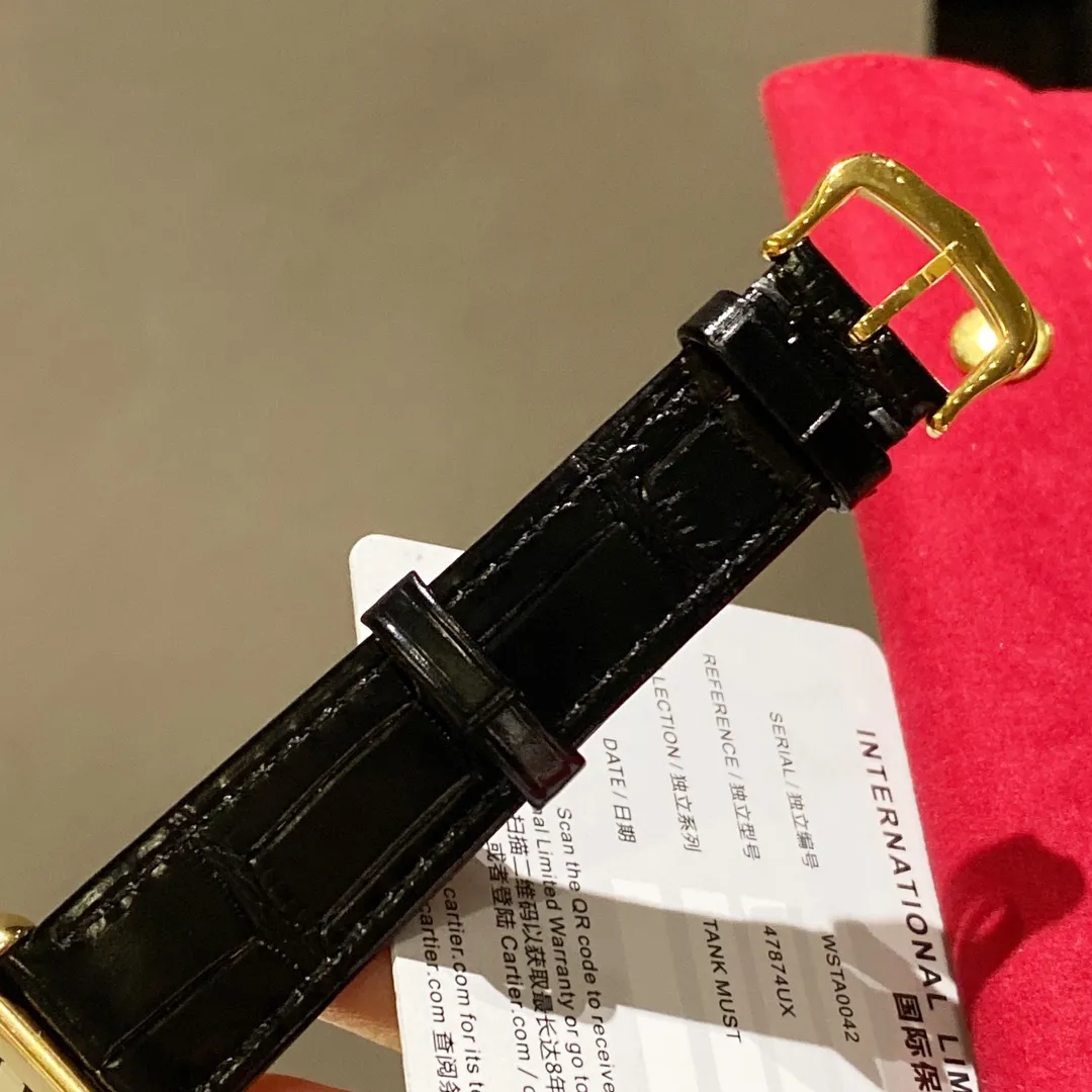 【Foreign trade import】💰1120! The ingenious Cartier CARTIER-Tank watch family produced by V3 is a masterpiece! Made of all precious metals, the shell lines are more rounded and delicate, Swiss quartz movement, new sizes: medium 33.7 x 25.5 mm, small 29.5x22 mm, this size is just right, thickness 6.35 mm. The easiest way to identify it is the conical sapphire on the crown and the calendar display! The diamond-shaped glass made with special technology is more concave and layered. The dial has Roman numeral time scales, the track on the inner ring is used as a scale to identify the specific time, the hands use blue steel sword needles, and the bead-shaped crown is inlaid with blue synthetic conical gemstones. Only after countless battles can we achieve a perfect score! The strap is made of imported leather, which has been carefully selected. The color and texture are the same as the genuine ones. It is waterproof to 30 meters for daily use. It does not affect secondary sales and can be returned and exchanged with an upgraded gift bag.