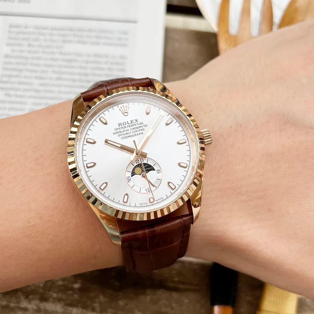 【High-end replica】💰1440! Rolex's premium men's watch, with three and a half hands equipped with moon phase design, is exquisite in craftsmanship, original, noble and gentlemanly. Using fully automatic imported West Rail Line 3735 mechanical movement, top-grade 316 stainless steel case, imported calfskin strap, super mirror, size 42×12