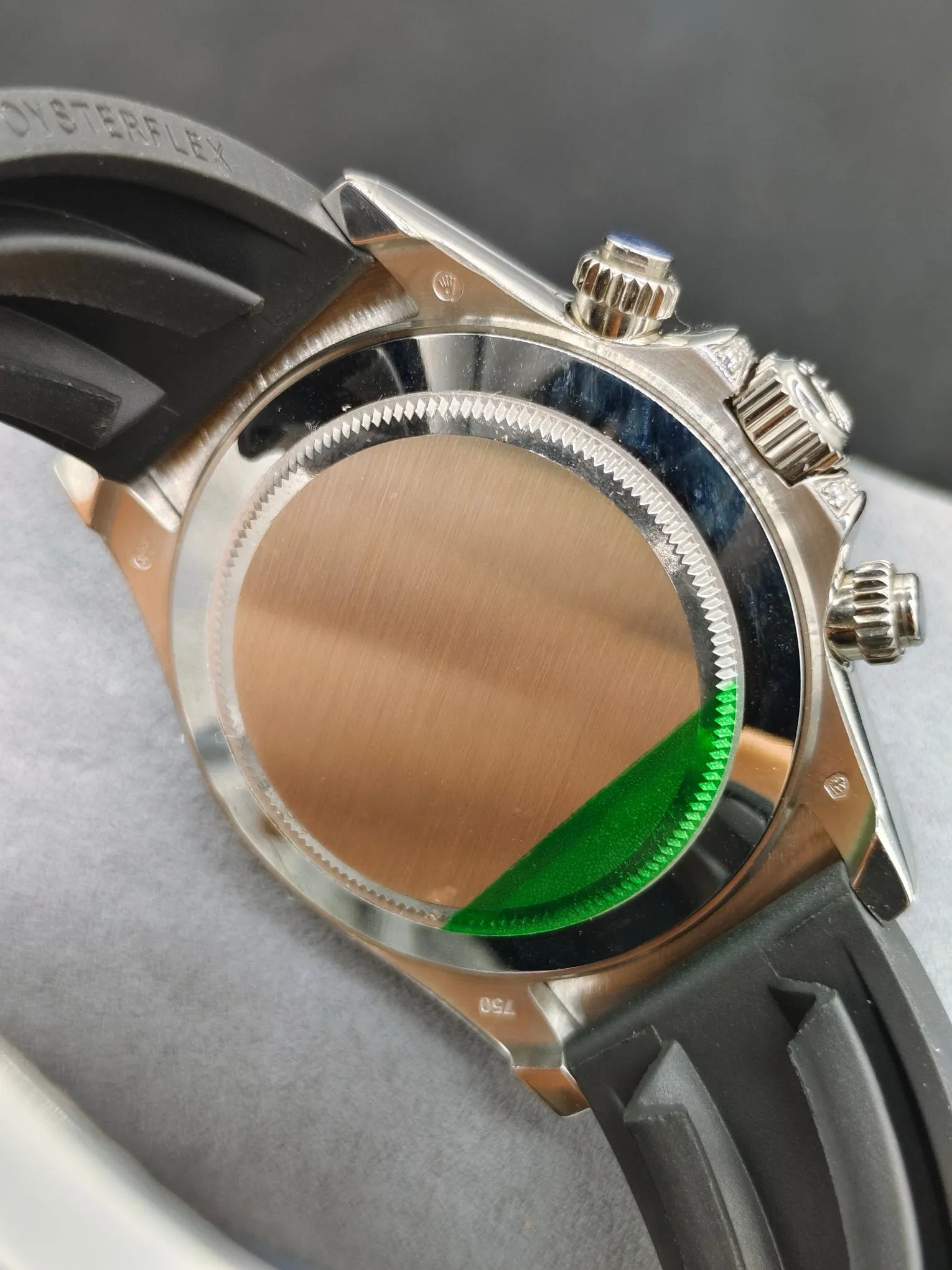 【Top Replica】💰Private chat! Rolex ROLEX Daytona series🎮OM6 Flying over the top of the rainbow---Rolex Rainbow Circle Daytona platinum eye full diamond platinum small eye Cal.7750 mechanical chronograph, The "Second Generation Rainbow Daytona" watch case and strap are made of 316L fine steel. All details are processed by CNC for each case, and then polished and polished by manual processes. The workmanship is fine. The ring angle and the size and number of gems are consistent with the counter's rainbow gradient effect. The glass uses a sapphire transparent effect mirror. The movement uses a 7750 fully automatic chronograph mechanical movement. The straps are either fully artificial diamond-encrusted stainless steel solid straps or imported fluorine rubber straps, 🎮 Equipped with an Oyster safety buckle to prevent accidental opening, it is comfortable to wear and very easy to operate! The biggest feature of this watch is the colorful gems on the bezel and the twelve colored diamond scales on the face. The color gradient effect corresponds one to one. These gems shine with red, orange, yellow, green, blue, purple and other colorful colors, just like adding graceful and varied colors. Rolex carefully selected exquisite and exquisite gems, and combined them together to give the watch a strange brilliance. 🎮SJ exquisitely recommends men’s multifunctional mechanical watches