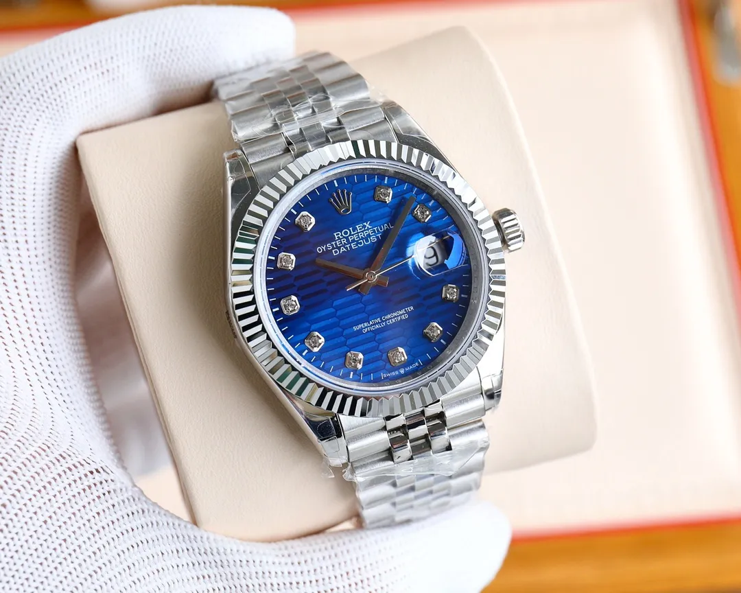 The Rolex Day Date Swiss 2836 movement took 8 months to upgrade to the V2 perfect version, the original 1:1 mold opening, and the original comparison chart is attached 🔥The key point is that this version has the following points that are consistent with the original 1⃣️: The diameter of the case is the same as the original 41 mm 2⃣️: The strap head is consistent with the original, 5 pieces are assembled, and the difficulty is very high 3⃣️: Modify the lower part of the head crown to three dots consistent with the original version 4⃣️: The buckle is consistent with the original version and a spring is installed inside 5⃣️: The side of the case is consistent with the original version and a QR code is added for anti-counterfeiting 6⃣️: The shell body at the connection between the case and the strap is engraved with the model number 126333, which is consistent with the original version (the first one on the market to achieve a true original one to one) A sincere work The appearance and appearance are the same and unique! Welcome friends from all walks of life to taste it! ⚠️Please look for exclusive quality