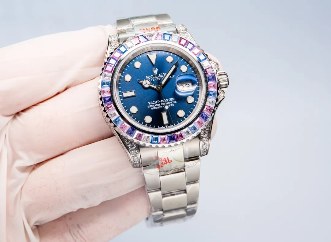 Rolex's global limited gemstone model - the Yacht-Master, pushes the limits aesthetically. On this watch, you can combine your love of jewelry and Swiss watches into one. The bezel, case and buckle are all studded with Swarovski diamonds! A walking work of art, a symbol of identity and status, the aura is clear at a glance! Really stunning! Can't put it down❤️ [Movement] It uses the 3135 fully automatic all-in-one machine with the soul blue hairspring that symbolizes Rolex, and its performance is extremely stable. [Case] ​​The size of the watch is 40mm, and every detail is perfectly reproduced one to one. [Watch Strap] Forged from 904L fine steel, the strap has a classic oyster shape, with brushed workmanship on both sides and high polishing in the middle. The buckle has the same double safety buckle as the original, and the buckle engraving is clearly visible. (An additional rubber strap is included.) [Mirror] Sapphire mirror. Super luminous text, the color of the text is more delicate, creating a visual effect consistent with the original product! 🍻It is shocking and noble when you use it. You deserve it! (Focus on original new machines) Focus is an attitude, produced by JH!