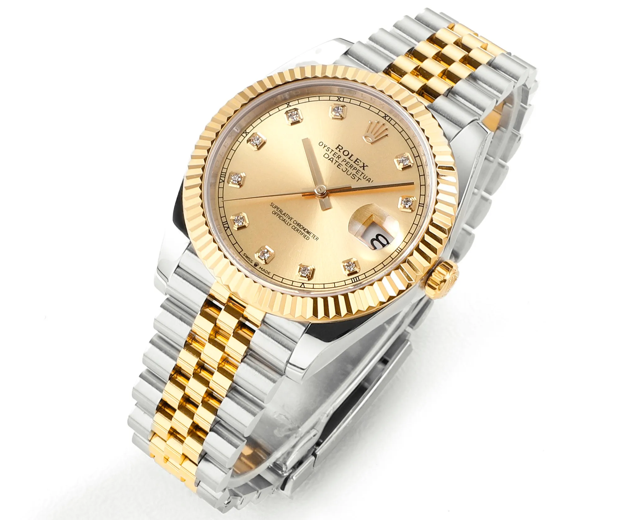 【High-end replica】💰1240! 【Customized all-in-one machine】💰1900! [Top replica] Private chat! ! ! The Rolex Datejust 41mm series creates a classic watch model. 1: The movement adopts Swiss 3235 movement. 2: In terms of material, the overall material is made of 904 steel. The curvature of the side of the case is polished in place, and the thickness of the side is consistent with the original. 3: Classic dog tooth collar. The platinum (electroplated) ring presents a radiant light effect that is extremely close to the original version, and the triangular pit pattern is clean and neat. 4: The watch mirror is made of real sapphire mirror, which increases the transparency of the watch. At the same time, it has been treated with anti-glare technology, making it very convenient to read watch data and has high hardness. 5: The only synchronous original thickness in the market is 11.5mm. This picture was taken in top reproduction quality!
