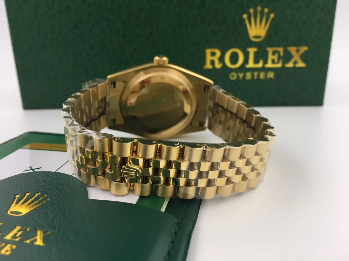 【Foreign Trade Import】💰1240 each! Valentine's Day Couple's Watch✨Rolex Gold Couple's Diamond Watch. The bezel and scales are inlaid with rhinestones, sparkling brightly. The solid stainless steel bracelet is made of 316L stainless steel, which is light and strong, highlighting the texture. The single-fold buckle has smooth curves and fits well, making it more convenient to wear.
