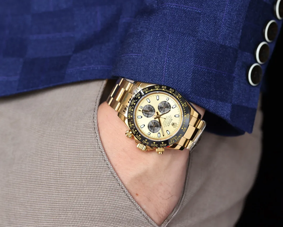 【High-end replica】💰1160! Rolex Daytona Series [Movement] Adopts the imported Japanese Citizen 8215 fully automatic mechanical movement [Case] ​​40mmX13mm deep black ceramic solid outer ring with speed scale (using real ceramic technology, non-scratchable, never faded, texture consistent with the original) [Dial] The function dial font and the dial logo are superimposed on the printing process, and there will be a slight bulge when viewed from the side. The background texture of the disk has been filtered and corrected countless times to ensure that it is 100% consistent with the original. The Rolex metal LOGO on it is separately molded, and it can be compared to the original in terms of three-dimensionality and roundness. The easy-to-read Chroma light luminous display is equipped with long-lasting luminous material. [Mirror] Flat sapphire crystal glass is scratch-resistant, and the effect will never be ghosted, consistent with the original product. (Six-digit Rolex's unique anti-counterfeiting mark, small crown) [Buckle] Made of imported 316 steel and polished from 1:1 parts. The inner side of the brush has a corroded Rolex steel seal and an external buckle safety ring that is exactly the same as the original one.