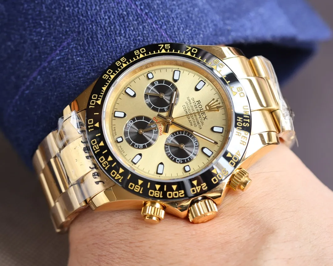 【High-end replica】💰1160! Rolex Daytona Series [Movement] Adopts the imported Japanese Citizen 8215 fully automatic mechanical movement [Case] ​​40mmX13mm deep black ceramic solid outer ring with speed scale (using real ceramic technology, non-scratchable, never faded, texture consistent with the original) [Dial] The function dial font and the dial logo are superimposed on the printing process, and there will be a slight bulge when viewed from the side. The background texture of the disk has been filtered and corrected countless times to ensure that it is 100% consistent with the original. The Rolex metal LOGO on it is separately molded, and it can be compared to the original in terms of three-dimensionality and roundness. The easy-to-read Chroma light luminous display is equipped with long-lasting luminous material. [Mirror] Flat sapphire crystal glass is scratch-resistant, and the effect will never be ghosted, consistent with the original product. (Six-digit Rolex's unique anti-counterfeiting mark, small crown) [Buckle] Made of imported 316 steel and polished from 1:1 parts. The inner side of the brush has a corroded Rolex steel seal and an external buckle safety ring that is exactly the same as the original one.