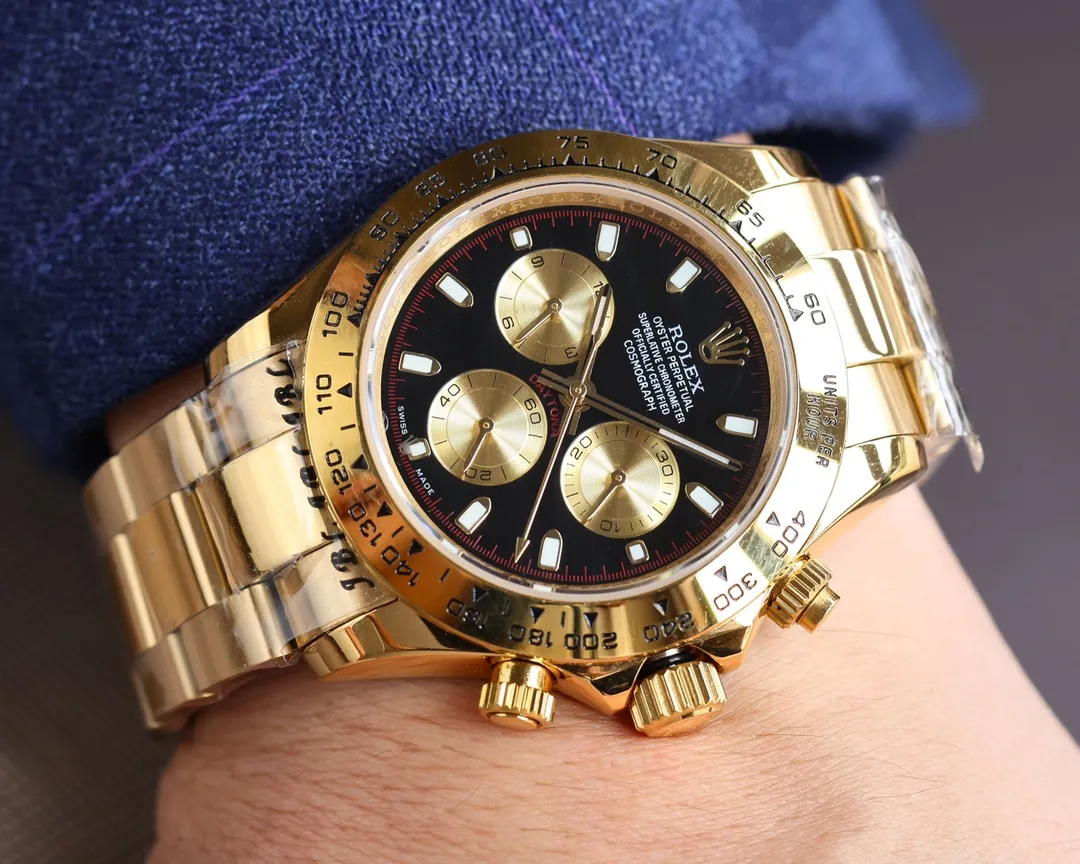 【High-end replica】💰1160! Rolex Daytona Series [Movement] Adopts the imported Japanese Citizen 8215 fully automatic mechanical movement [Case] ​​40mmX13mm deep black ceramic solid outer ring with speed scale (using real ceramic technology, non-scratchable, never faded, texture consistent with the original) [Dial] The function dial font and the dial logo are superimposed on the printing process, and there will be a slight bulge when viewed from the side. The background texture of the disk has been filtered and corrected countless times to ensure that it is 100% consistent with the original. The Rolex metal LOGO on it is separately molded, and it can be compared to the original in terms of three-dimensionality and roundness. The easy-to-read Chroma light luminous display is equipped with long-lasting luminous material. [Mirror] Flat sapphire crystal glass is scratch-resistant, and the effect will never be ghosted, consistent with the original product. (Six-digit Rolex's unique anti-counterfeiting mark, small crown) [Buckle] Made of imported 316 steel and polished from 1:1 parts. The inner side of the brush has a corroded Rolex steel seal and an external buckle safety ring that is exactly the same as the original one.