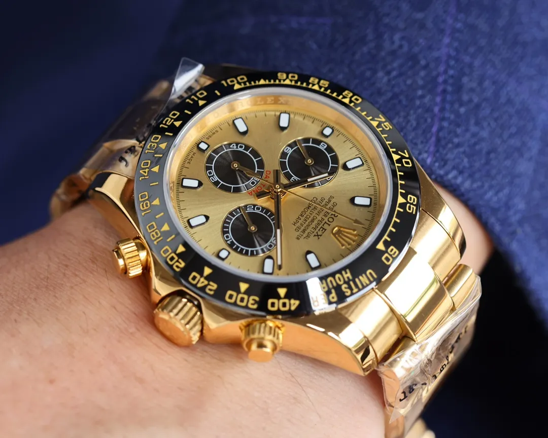 【High-end replica】💰1160! Rolex Daytona Series [Movement] Adopts the imported Japanese Citizen 8215 fully automatic mechanical movement [Case] ​​40mmX13mm deep black ceramic solid outer ring with speed scale (using real ceramic technology, non-scratchable, never faded, texture consistent with the original) [Dial] The function dial font and the dial logo are superimposed on the printing process, and there will be a slight bulge when viewed from the side. The background texture of the disk has been filtered and corrected countless times to ensure that it is 100% consistent with the original. The Rolex metal LOGO on it is separately molded, and it can be compared to the original in terms of three-dimensionality and roundness. The easy-to-read Chroma light luminous display is equipped with long-lasting luminous material. [Mirror] Flat sapphire crystal glass is scratch-resistant, and the effect will never be ghosted, consistent with the original product. (Six-digit Rolex's unique anti-counterfeiting mark, small crown) [Buckle] Made of imported 316 steel and polished from 1:1 parts. The inner side of the brush has a corroded Rolex steel seal and an external buckle safety ring that is exactly the same as the original one.