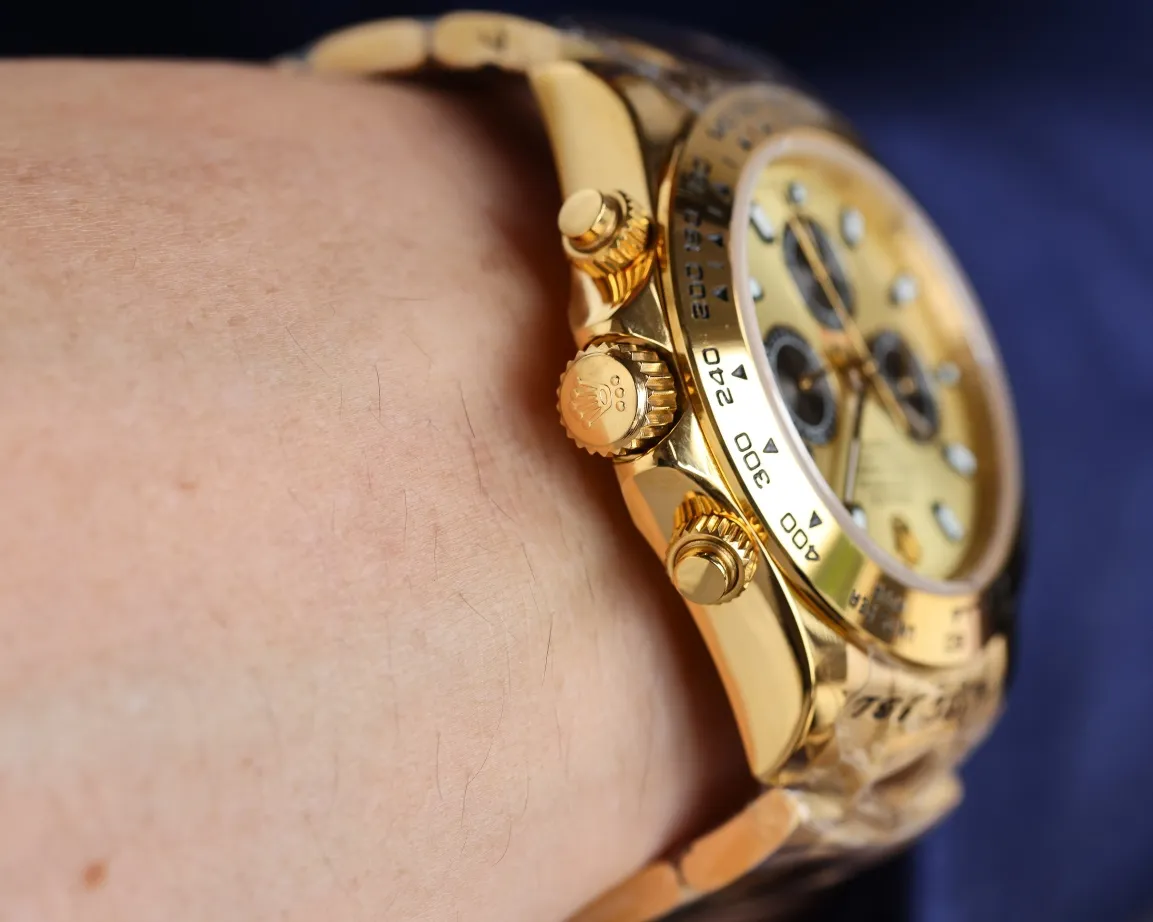 【High-end replica】💰1160! Rolex Daytona Series [Movement] Adopts the imported Japanese Citizen 8215 fully automatic mechanical movement [Case] ​​40mmX13mm deep black ceramic solid outer ring with speed scale (using real ceramic technology, non-scratchable, never faded, texture consistent with the original) [Dial] The function dial font and the dial logo are superimposed on the printing process, and there will be a slight bulge when viewed from the side. The background texture of the disk has been filtered and corrected countless times to ensure that it is 100% consistent with the original. The Rolex metal LOGO on it is separately molded, and it can be compared to the original in terms of three-dimensionality and roundness. The easy-to-read Chroma light luminous display is equipped with long-lasting luminous material. [Mirror] Flat sapphire crystal glass is scratch-resistant, and the effect will never be ghosted, consistent with the original product. (Six-digit Rolex's unique anti-counterfeiting mark, small crown) [Buckle] Made of imported 316 steel and polished from 1:1 parts. The inner side of the brush has a corroded Rolex steel seal and an external buckle safety ring that is exactly the same as the original one.