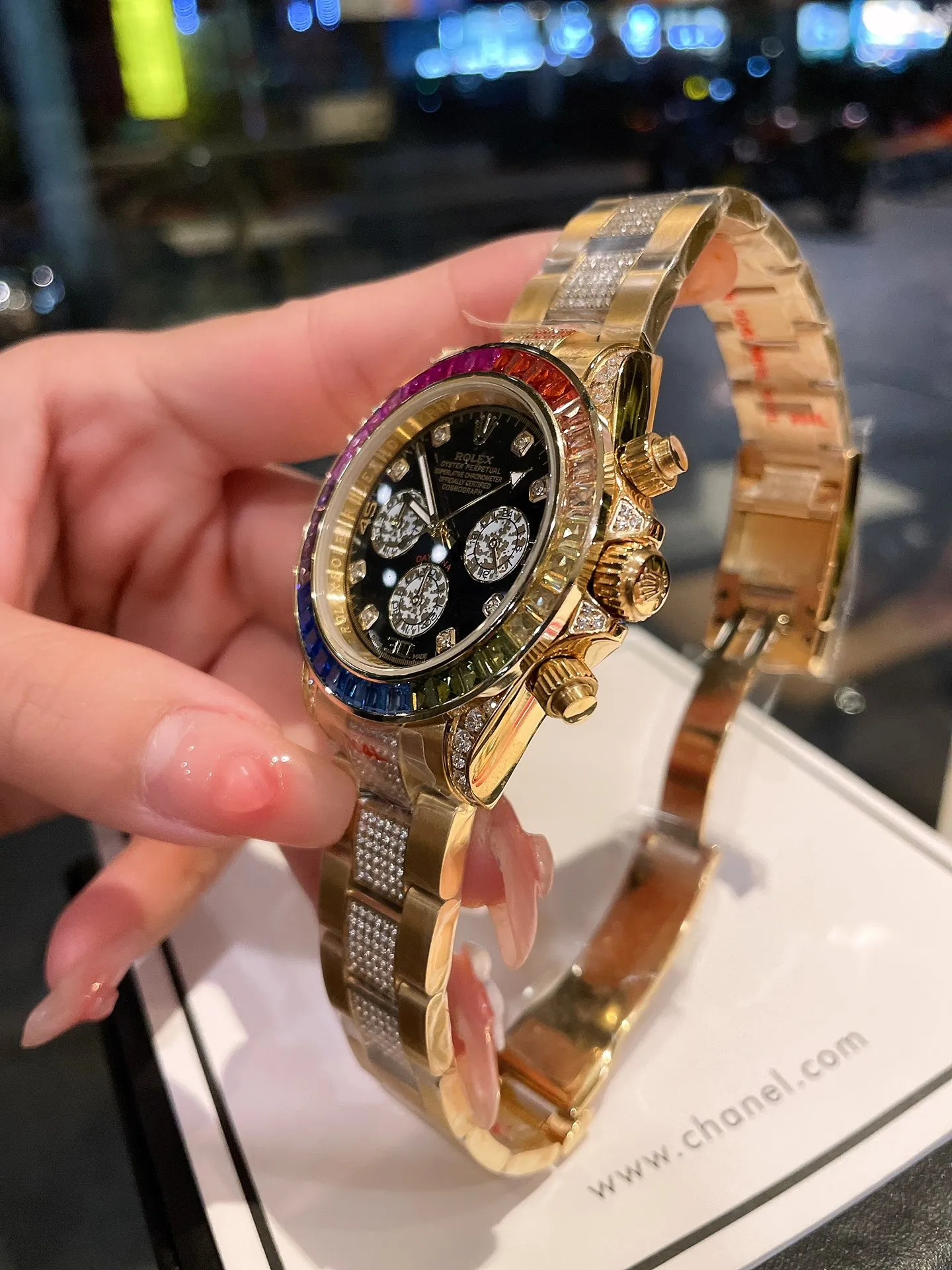 【High-end replica】💰1720! The new Rolex Daytona Rainbow model. Model: 116599RBOW-116598RBOW-116595RBOW. Rainbow Daytona is hard to find! The inlay is optimized according to the 36 gemstones with the most coordinated color gradient transition from the original factory. The height and angle are consistent, and the refraction effect is very beautiful. Each chronograph dial is refracted due to different light, and the color is bright and unique. Equipped with an imported quartz movement (with 24-hour day and month display respectively) Rolex steel solid link Oyster-style easy-to-adjust strap, exquisitely polished.