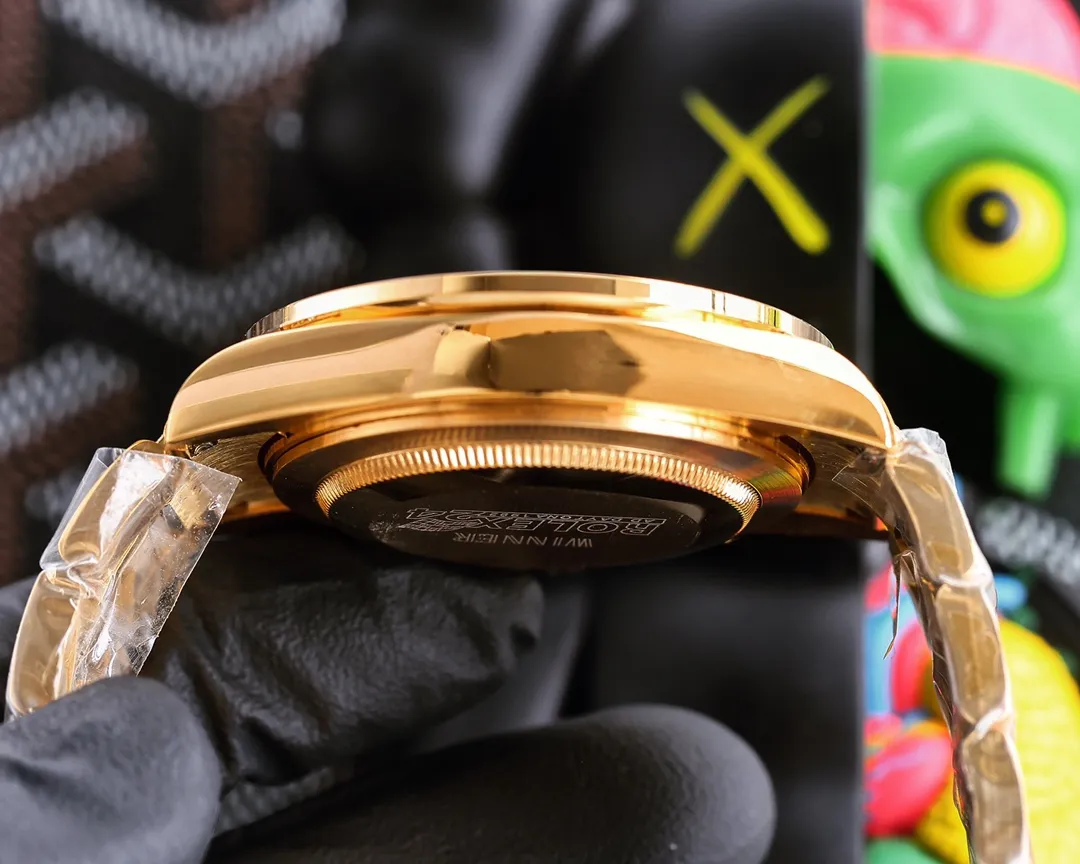 【Top Replica】💰Private chat! Rolex's top toy addict, if you don't like fake street watches, he will definitely be your best friend. Rolex's most classic Submariner Submariner was used as the prototype. After a second modification of the ring, it was then inlaid with top-quality natural stones. It is very shiny and extremely difficult. It is currently the most sparkling craftsmanship of the same material. The movement adopts a fully automatic mechanical movement, with super luminous characters and completely fits the case. The 2cm flexible adjustment buckle inside the buckle makes it easy to adjust the size. Profession creates the future, once and for all. Size 40mm!
