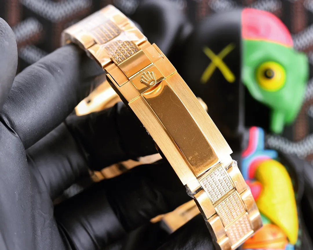 【Top Replica】💰Private chat! Rolex's top toy addict, if you don't like fake street watches, he will definitely be your best friend. Rolex's most classic Submariner Submariner was used as the prototype. After a second modification of the ring, it was then inlaid with top-quality natural stones. It is very shiny and extremely difficult. It is currently the most sparkling craftsmanship of the same material. The movement adopts a fully automatic mechanical movement, with super luminous characters and completely fits the case. The 2cm flexible adjustment buckle inside the buckle makes it easy to adjust the size. Profession creates the future, once and for all. Size 40mm!