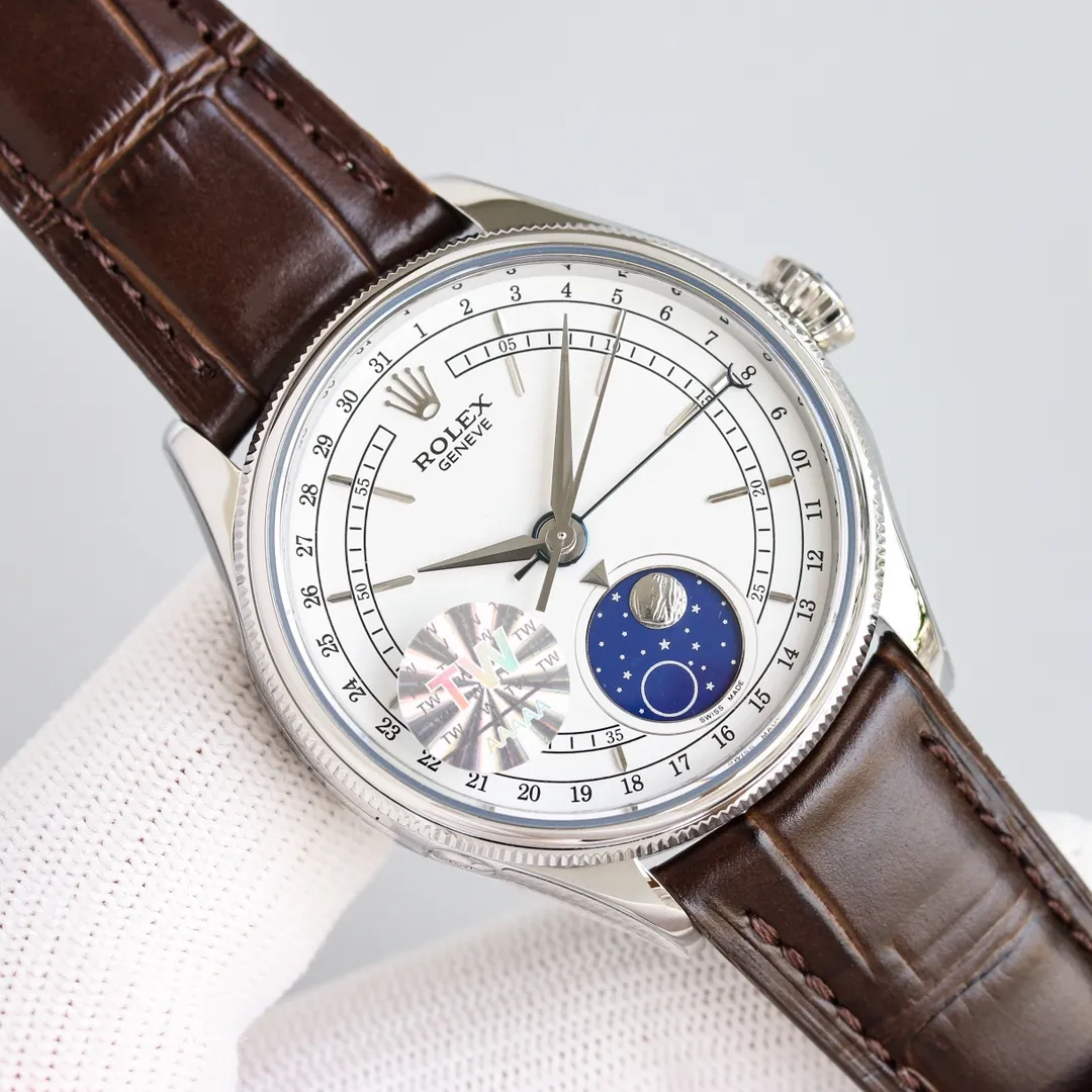 【Top Replica】💰3700! Rolex Cellini Series 50535 39mm Multi-Function True Moon Phase [Size]: 39mm [Movement]: Swiss 2892 movement "Pointer Calendar/Moon Phase" [Case]: 316L stainless steel Top-grade electroplating thick gold + anti-oxidation protection, emphasizing that this electroplating process is more wear-resistant and anti-oxidation than ordinary electroplating, so you don't have to worry about discoloration in a few months. There is a Rolex logo on the trumpet-shaped screw-in winding crown [Dial]: White high-end lacquered dial [Hands]: Top-notch batch flower craftsmanship + blue steel crescent pointer [Moon Phase]: The entire watch is made of the same meteorite material as the original except for the modified movement. Its natural irregular lines are clearly visible, showing the same effect as the original. It is equipped with a special moon phase adjustment tool [Mirror] Anti-scratch sapphire crystal mirror air double-layer colorless coating [strap] dark brown black Italian cowhide to restore Rolex's unique broad sword-style belt cut [buckle] original one-to-one molded folding crown buckle. Officially defined as a men's model, it is still suitable for women with a wrist circumference of 13/14cm. Women who like this style can also try it