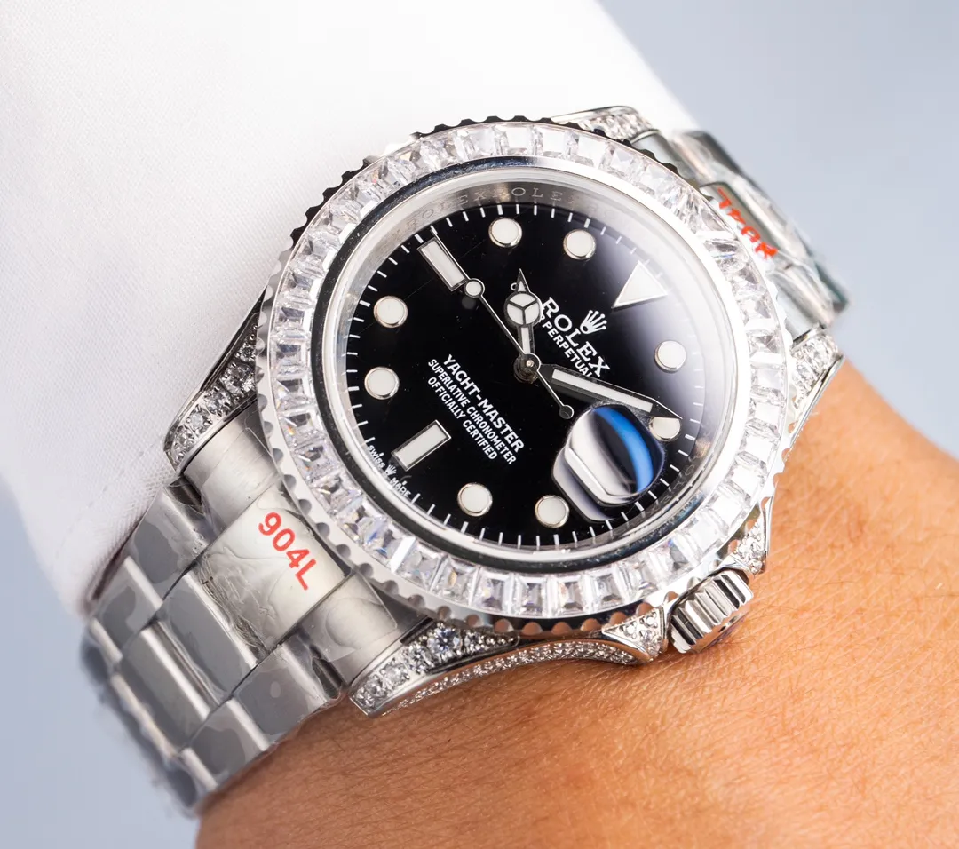 Rolex's global limited gemstone model - the Yacht-Master, pushes the limits aesthetically. On this watch, you can combine your love of jewelry and Swiss watches into one. The bezel, case and buckle are all studded with Swarovski diamonds! A walking work of art, a symbol of identity and status, the aura is clear at a glance! Really stunning! Can't put it down❤️ [Movement] It uses the 3135 fully automatic all-in-one machine with the soul blue hairspring that symbolizes Rolex, and its performance is extremely stable. [Case] ​​The size of the watch is 40mm, and every detail is perfectly reproduced one to one. [Watch Strap] Forged from 904L fine steel, the strap has a classic oyster shape, with brushed workmanship on both sides and high polishing in the middle. The buckle has the same double safety buckle as the original, and the buckle engraving is clearly visible. (An additional rubber strap is included.) [Mirror] Sapphire mirror. Super luminous text, the color of the text is more delicate, creating a visual effect consistent with the original product! 🍻It is shocking and noble when you use it. You deserve it! (Focus on original new machines) Focus is an attitude, produced by JH!