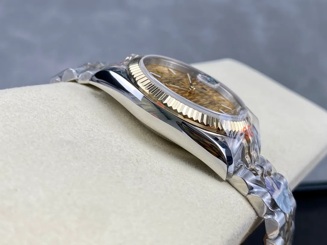 【High-end replica】💰1160! Rolex Single Calendar Datejust Series 36mm [Diameter] 36mm [Movement] Equipped with imported fully automatic mechanical movement [Ring] Rolex RingCommand triangular pit pattern / aperture [Mirror] Scratch-resistant sapphire glass mirror [Material] Imported 316L stainless steel case [Strap] Stainless steel (Oystersteel) optional three-bead/five-bead chain strap [Buckle] Original buckle Super high quality, more beautiful in kind, market exclusive! Classic casual watch, the standard equipment for successful people, allowing you to achieve success once and for all!