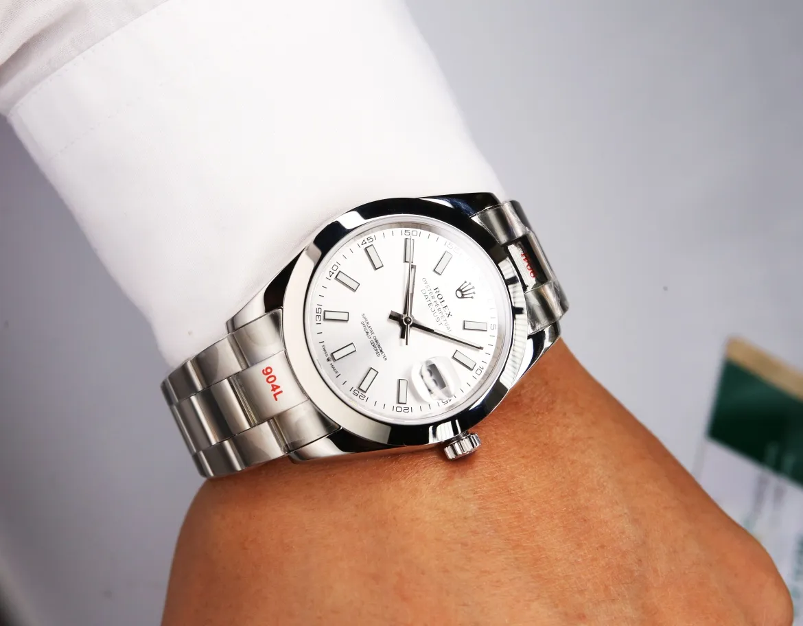 【High-end replica】💰1240! 【Customized all-in-one machine】💰1720! Rolex Oyster Perpetual Datejust 41mm series watches, timeless elegance! [Oyster case, symbol of waterproofing] The diameter of the watch is 41mm, the thickness is consistent with the original, and the data is consistent with the genuine product 1. Classic Oyster case with triangular grooved outer ring 2. The handle adopts a screw-in design to restore the double buckle lock dual waterproof system 3. Mirror material - wear-resistant and scratch-resistant sapphire mirror, anti-reflective convex magnification (2.5 times) calendar window [Strap details] Different watch models are matched with different steel straps 1. Commemorative strap Jubilee Bracelet (five-bead belt) Material: stainless steel, commemorative type, five-row link 2. Oyster bracelet Oyster Bracelet (3-bead belt). Material: Stainless steel, head-shaped, semi-circular three-row link 3. Buckle type Folding buckle, concealed folding crown buckle [Movement] Using the exquisite and stable Japanese 8215/9015 movement, it is steady and simple, reserved, showy but not flattering, long-lasting elegance! (Extreme reproduction requirements create high quality, playing with more than just concepts!) (Focus on original new machines) Focus is an attitude, produced by JH!