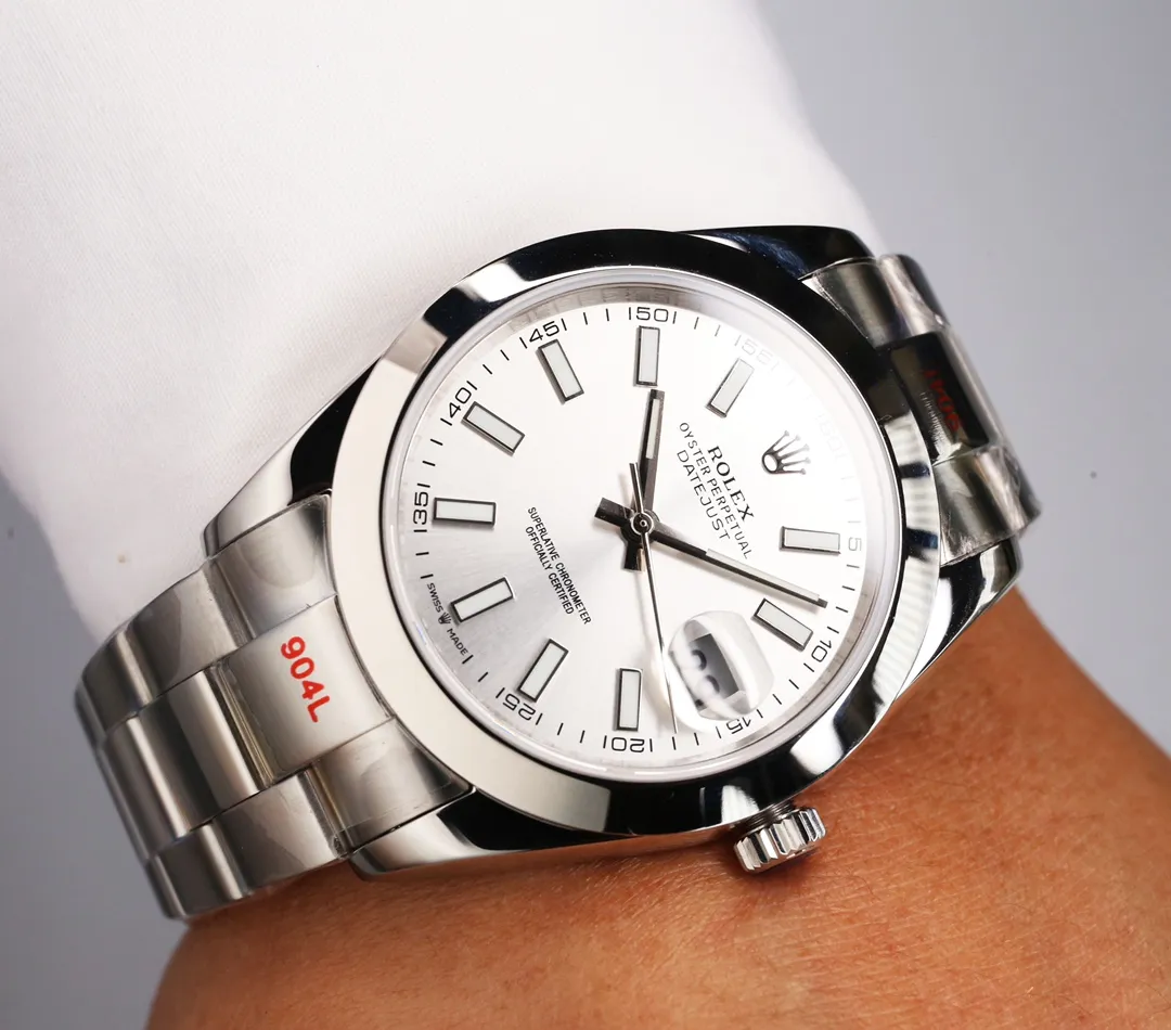 【High-end replica】💰1240! 【Customized all-in-one machine】💰1720! Rolex Oyster Perpetual Datejust 41mm series watches, timeless elegance! [Oyster case, symbol of waterproofing] The diameter of the watch is 41mm, the thickness is consistent with the original, and the data is consistent with the genuine product 1. Classic Oyster case with triangular grooved outer ring 2. The handle adopts a screw-in design to restore the double buckle lock dual waterproof system 3. Mirror material - wear-resistant and scratch-resistant sapphire mirror, anti-reflective convex magnification (2.5 times) calendar window [Strap details] Different watch models are matched with different steel straps 1. Commemorative strap Jubilee Bracelet (five-bead belt) Material: stainless steel, commemorative type, five-row link 2. Oyster bracelet Oyster Bracelet (3-bead belt). Material: Stainless steel, head-shaped, semi-circular three-row link 3. Buckle type Folding buckle, concealed folding crown buckle [Movement] Using the exquisite and stable Japanese 8215/9015 movement, it is steady and simple, reserved, showy but not flattering, long-lasting elegance! (Extreme reproduction requirements create high quality, playing with more than just concepts!) (Focus on original new machines) Focus is an attitude, produced by JH!