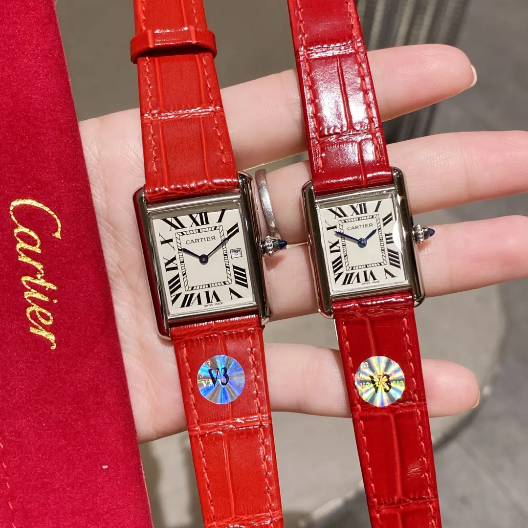 【Foreign Trade Import】💰1120 each! The ingenious Cartier CARTIER-Tank watch family produced by V3 is a masterpiece! Made of all precious metals, the shell lines are more rounded and delicate, Swiss quartz movement, new sizes: medium 33.7 x 25.5 mm, small 29.5x22 mm, this size is just right, thickness 6.35 mm. The easiest way to identify it is the conical sapphire on the crown and the calendar display! The diamond-shaped glass made with special technology is more concave and layered. The dial has Roman numeral time scales, the track on the inner ring is used as a scale to identify the specific time, the hands use blue steel sword needles, and the bead-shaped crown is inlaid with blue synthetic conical gemstones. Only after countless battles can we achieve a perfect score! The strap is made of imported leather, which has been carefully selected. The color and texture are the same as the genuine ones. It is waterproof to 30 meters for daily use. It does not affect secondary sales and can be returned and exchanged with an upgraded gift bag.