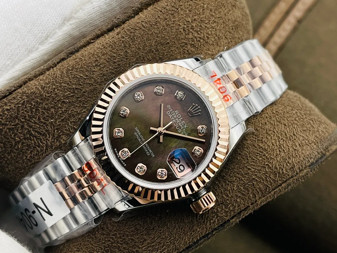 【Top replica】💰4500! Rolex Women's Datejust 28MM Datejust Watch! 1⃣️The case diameter remains the same as the original 28MM. The stainless steel watch case is forged from 904L stainless steel, which is durable! 2⃣️ Equipped with Swiss 2671 movement, its performance is extremely stable. Its shock resistance and geometric structure enable the movement to maintain regular operation in any position. 3⃣️The triangular grooved bottom cover is tightened with special tools to completely seal the watch case. The winding crown adopts a double buckle lock dual waterproof system and is firmly screwed to the watch case, making it more waterproof. 4⃣️A small window convex lens is installed at 3 o'clock to enlarge the date display of the watch, making it easier to read the date. The waterproof Oyster case of the women's journal type provides the best protection for the high-precision movement! 5⃣️904L watch strap and new double-headed connection method under the outer ring (can be used with the original), concealed folding crown buckle, opened with an articulated Rolex crown logo. 6⃣️Comes with special watch removal tools + special watch storage bag! DR Factory2021's ingenious masterpiece creates a high-quality model of Rolex women's watches. Welcome for your appreciation!