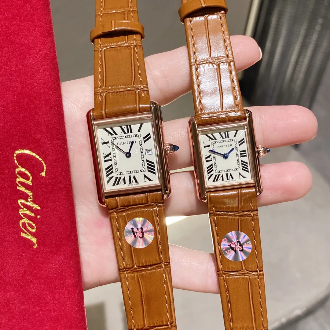 【Foreign Trade Import】💰1120 each! The ingenious Cartier CARTIER-Tank watch family produced by V3 is a masterpiece! Made of all precious metals, the shell lines are more rounded and delicate, Swiss quartz movement, new sizes: medium 33.7 x 25.5 mm, small 29.5x22 mm, this size is just right, thickness 6.35 mm. The easiest way to identify it is the conical sapphire on the crown and the calendar display! The diamond-shaped glass made with special technology is more concave and layered. The dial has Roman numeral time scales, the track on the inner ring is used as a scale to identify the specific time, the hands use blue steel sword needles, and the bead-shaped crown is inlaid with blue synthetic conical gemstones. Only after countless battles can we achieve a perfect score! The strap is made of imported leather, which has been carefully selected. The color and texture are the same as the genuine ones. It is waterproof to 30 meters for daily use. It does not affect secondary sales and can be returned and exchanged with an upgraded gift bag.
