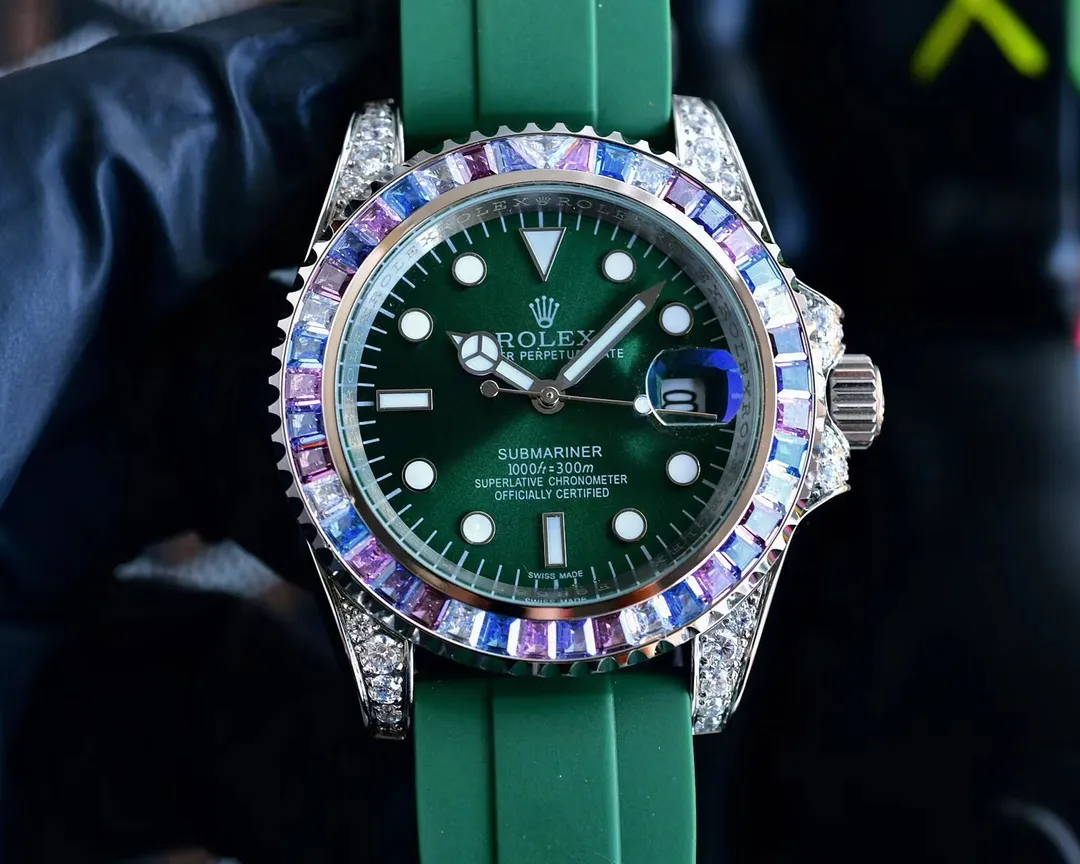 【Customized all-in-one machine】💰1920! Rolex's top toy addict, if you don't like fake street watches, he will definitely be your best friend. Rolex's most classic Submariner Submariner was used as the prototype. After a second modification of the ring, it was then inlaid with top-quality natural stones. It is very shiny and extremely difficult. It is currently the most sparkling craftsmanship of the same material. The movement adopts a fully automatic mechanical movement, with super luminous characters. The tape is specially customized with a mold to make elbows, which completely fits the case. The 2cm flexible adjustment buckle inside the buckle makes it easy to adjust the size. Profession creates the future, once and for all. Size 40mm!