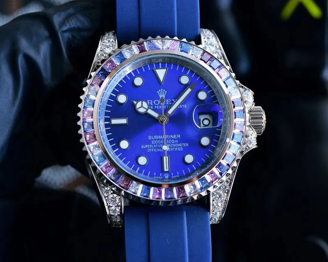 【Customized all-in-one machine】💰1920! Rolex's top toy addict, if you don't like fake street watches, he will definitely be your best friend. Rolex's most classic Submariner Submariner was used as the prototype. After a second modification of the ring, it was then inlaid with top-quality natural stones. It is very shiny and extremely difficult. It is currently the most sparkling craftsmanship of the same material. The movement adopts a fully automatic mechanical movement, with super luminous characters. The tape is specially customized with a mold to make elbows, which completely fits the case. The 2cm flexible adjustment buckle inside the buckle makes it easy to adjust the size. Profession creates the future, once and for all. Size 40mm!