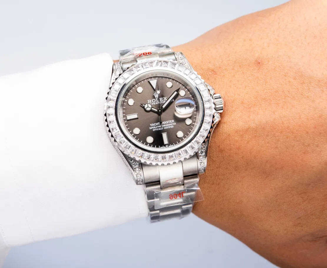 【Top Replica】💰5200! Rolex's global limited gemstone model - the Yacht-Master, pushes the limits aesthetically. On this watch, you can combine your love of jewelry and Swiss watches into one. The bezel, case and buckle are all studded with Swarovski diamonds! A walking work of art, a symbol of identity and status, the aura is clear at a glance! Really stunning! Can't put it down❤️ [Movement] It uses the 3235 fully automatic all-in-one machine with the soul blue hairspring that symbolizes Rolex, and its performance is extremely stable. [Case] ​​The size of the watch is 40mm, and every detail is perfectly reproduced one to one. [Watch strap] Forged from 904L fine steel, the strap has a classic oyster shape, with brushing on both sides and high polishing in the middle. The buckle has the same double safety buckle as the original one, and the buckle engraving is clearly visible. [Mirror] Sapphire mirror. Super luminous text, the color of the text is more delicate, creating a visual effect consistent with the original product! 🍻It is shocking and noble when you use it. You deserve it!