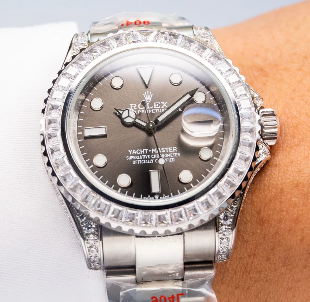 【Top Replica】💰5200! Rolex's global limited gemstone model - the Yacht-Master, pushes the limits aesthetically. On this watch, you can combine your love of jewelry and Swiss watches into one. The bezel, case and buckle are all studded with Swarovski diamonds! A walking work of art, a symbol of identity and status, the aura is clear at a glance! Really stunning! Can't put it down❤️ [Movement] It uses the 3235 fully automatic all-in-one machine with the soul blue hairspring that symbolizes Rolex, and its performance is extremely stable. [Case] ​​The size of the watch is 40mm, and every detail is perfectly reproduced one to one. [Watch strap] Forged from 904L fine steel, the strap has a classic oyster shape, with brushing on both sides and high polishing in the middle. The buckle has the same double safety buckle as the original one, and the buckle engraving is clearly visible. [Mirror] Sapphire mirror. Super luminous text, the color of the text is more delicate, creating a visual effect consistent with the original product! 🍻It is shocking and noble when you use it. You deserve it!