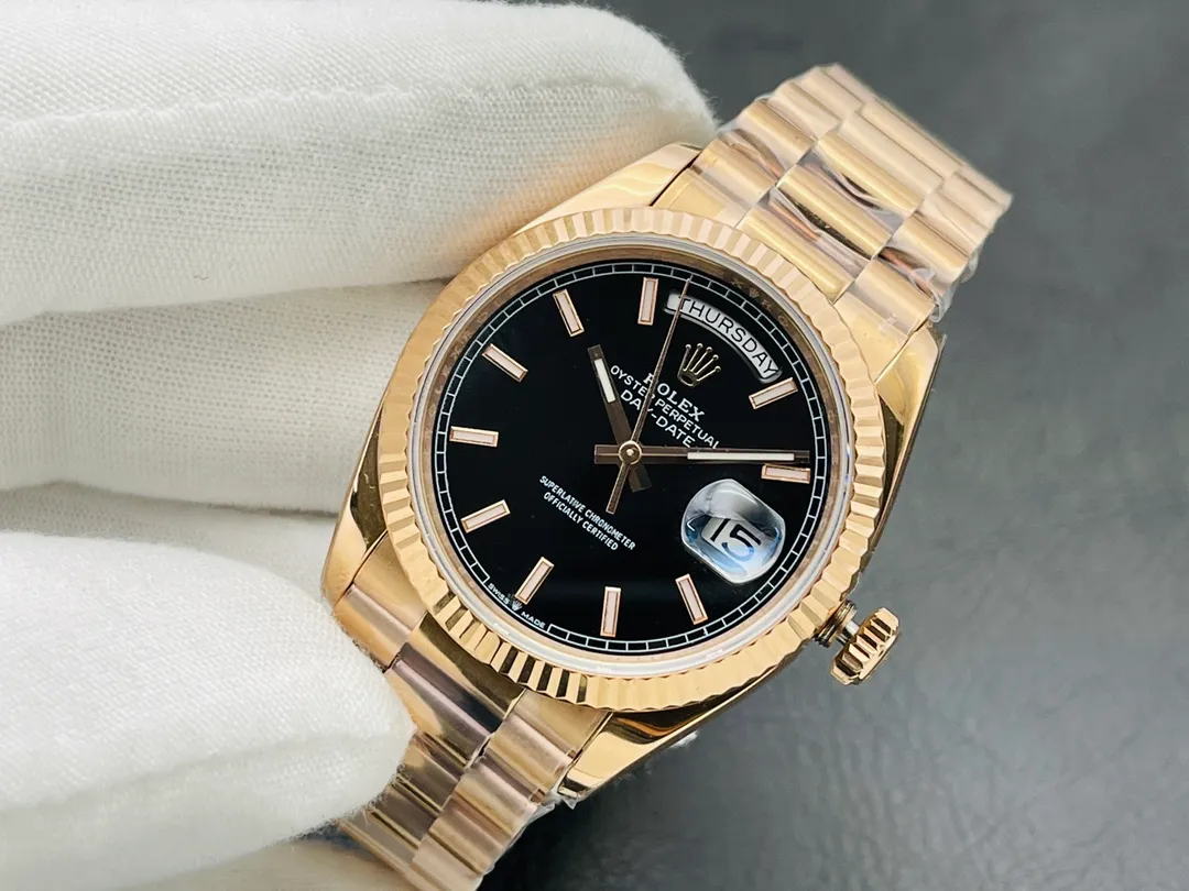 [VRS Factory2021 Wall Crack Recommendation] V2 upgraded version, the highest version on the market, Rolex Day Date 40MM, exciting details: 1⃣️ The dial is set with 18ct gold, set with diamonds, and square diamonds at 6 and 9 o'clock. 2⃣️Oyster case structure, integrated middle case, screw-in bottom cover and winding crown. 3⃣️The structural dimensions and thickness are the same as the original ones, with a diameter of 40 mm and a thickness of 12 mm. 4⃣️ Equipped with 2836 automatic winding movement, it can quickly adjust the instant jump day calendar, and achieve the same time adjustment, thickness and structure as the original version. VRS Factory’s ingenious work welcomes your appreciation!