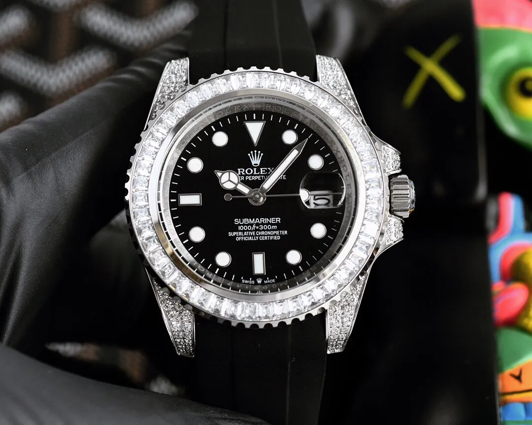 【High-end replica】💰1360! Rolex's top toy addict, if you don't like fake street watches, he will definitely be your best friend. Rolex's most classic Submariner Submariner was used as the prototype. After a second modification of the ring, it was then inlaid with top-quality natural stones. It is very shiny and extremely difficult. It is currently the most sparkling craftsmanship of the same material. The movement adopts a fully-automatic imported 9015 all-in-one mechanical movement, with super luminous characters, and a specially customized mold for tape to make elbows, which completely fits the case. The 2cm flexible adjustment buckle inside the buckle makes it easy to adjust the size. Profession creates the future, once and for all. Size 40mm!