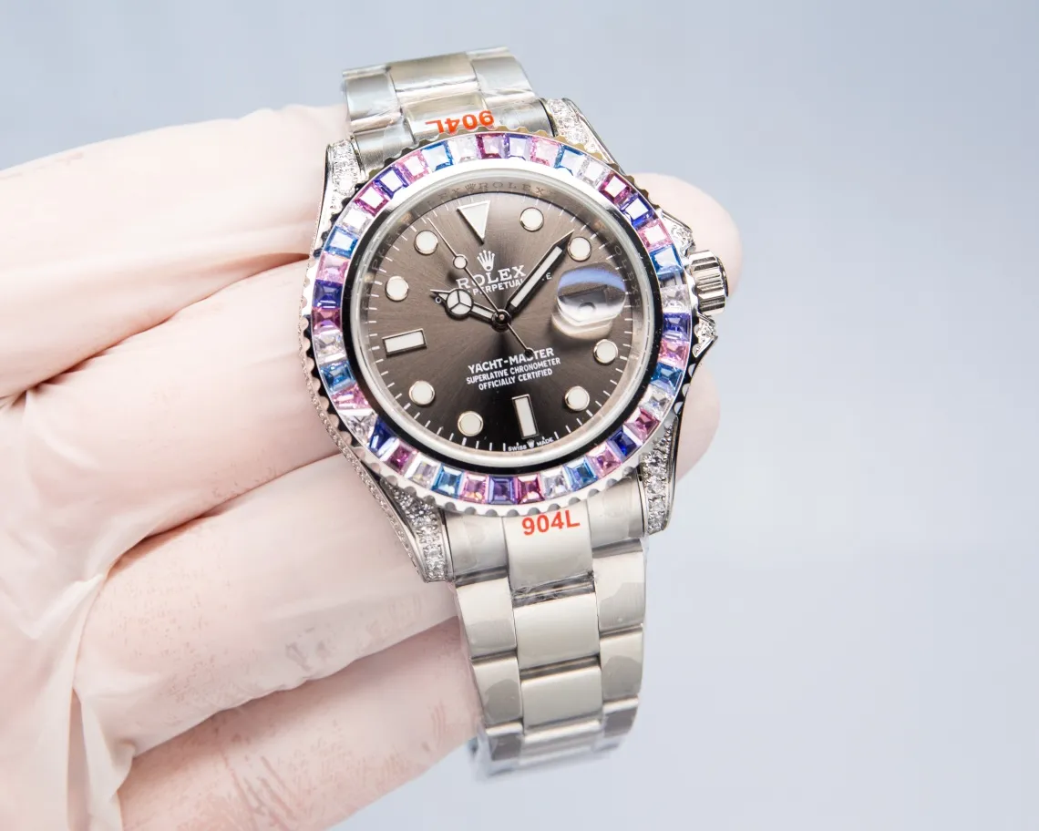 Rolex's global limited gemstone model - the Yacht-Master, pushes the limits aesthetically. On this watch, you can combine your love of jewelry and Swiss watches into one. The bezel, case and buckle are all studded with Swarovski diamonds! A walking work of art, a symbol of identity and status, the aura is clear at a glance! Really stunning! Can't put it down❤️ [Movement] It uses the 3135 fully automatic all-in-one machine with the soul blue hairspring that symbolizes Rolex, and its performance is extremely stable. [Case] ​​The size of the watch is 40mm, and every detail is perfectly reproduced one to one. [Watch Strap] Forged from 904L fine steel, the strap has a classic oyster shape, with brushed workmanship on both sides and high polishing in the middle. The buckle has the same double safety buckle as the original, and the buckle engraving is clearly visible. (An additional rubber strap is included.) [Mirror] Sapphire mirror. Super luminous text, the color of the text is more delicate, creating a visual effect consistent with the original product! 🍻It is shocking and noble when you use it. You deserve it! (Focus on original new machines) Focus is an attitude, produced by JH!