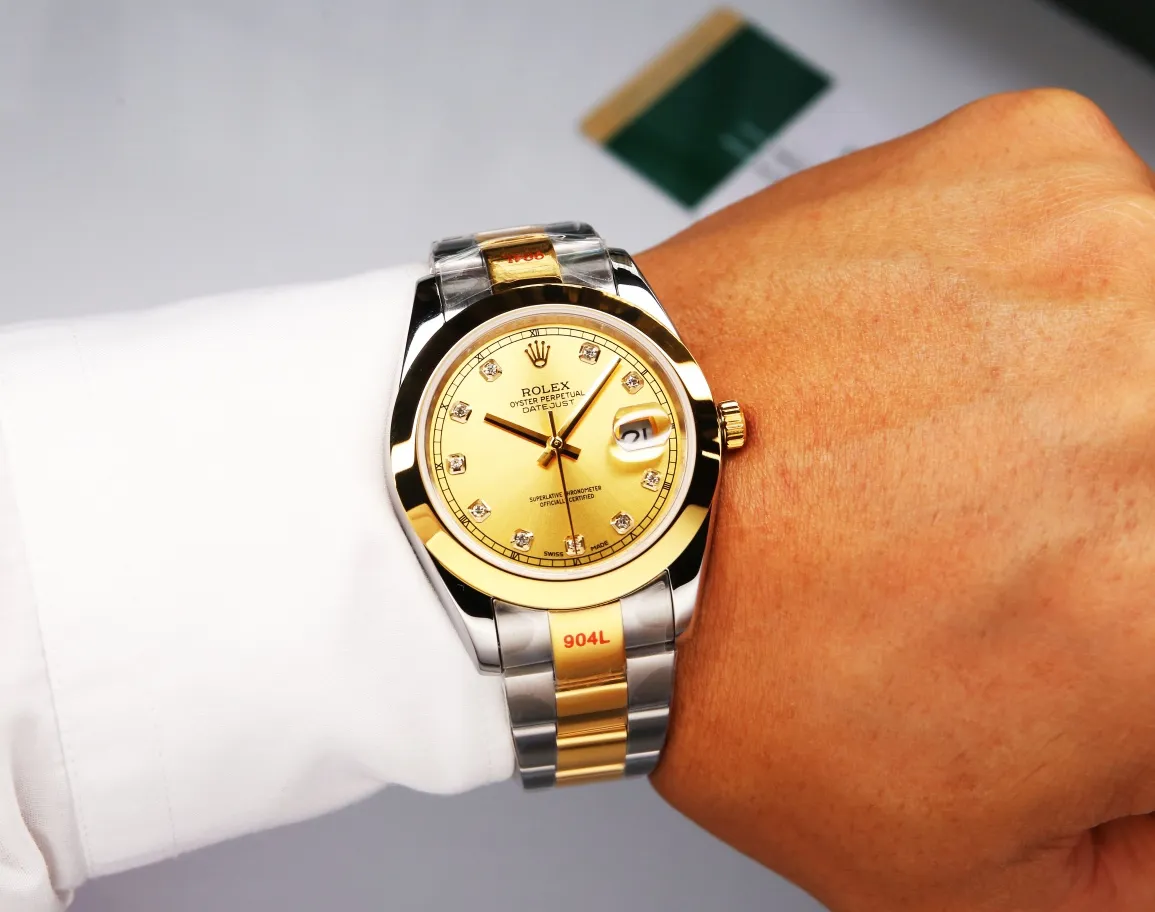 【High-end replica】💰1240! 【Customized all-in-one machine】💰1920! Taiwan factory makes strong comeback‼ ️‼ ️Outstanding work - Rolex Oyster Perpetual Datejust 41mm series watch, timeless elegance! Factory code: M126338... The 6-digit internal code is consistent with the card, and the entire set must be completed for return or exchange! [Oyster case, symbol of waterproofing] The diameter of the watch is 41mm, the thickness is consistent with the original, and the data is consistent with the genuine product 1. Classic Oyster case with triangular grooved outer ring 2. The handle adopts a screw-in design to restore the double buckle double waterproof system 3. Mirror material - anti-scratch blue crystal glass, anti-reflective convex magnification (2.5 times) calendar window [Strap details] Different watches are matched with different steel straps 1. Commemorative strap Jubilee Bracelet (five-bead belt) Material: stainless steel, commemorative type, five-row link 2. Oyster bracelet Oyster Bracelet (3-bead belt). Material: Stainless steel, head-shaped, semi-circular three-row link 3. Buckle type Folding buckle, concealed folding crown buckle [Movement] Using the exquisite and stable imported 9015 all-in-one mechanical movement, it is stable and simple, reserved, showy but not flattering, and long-lasting elegance! (Extreme reproduction requirements create high quality, playing with more than just concepts!) (Focus on original new machines) Focus is an attitude, produced by JH! The pictures were taken with a customized all-in-one machine!