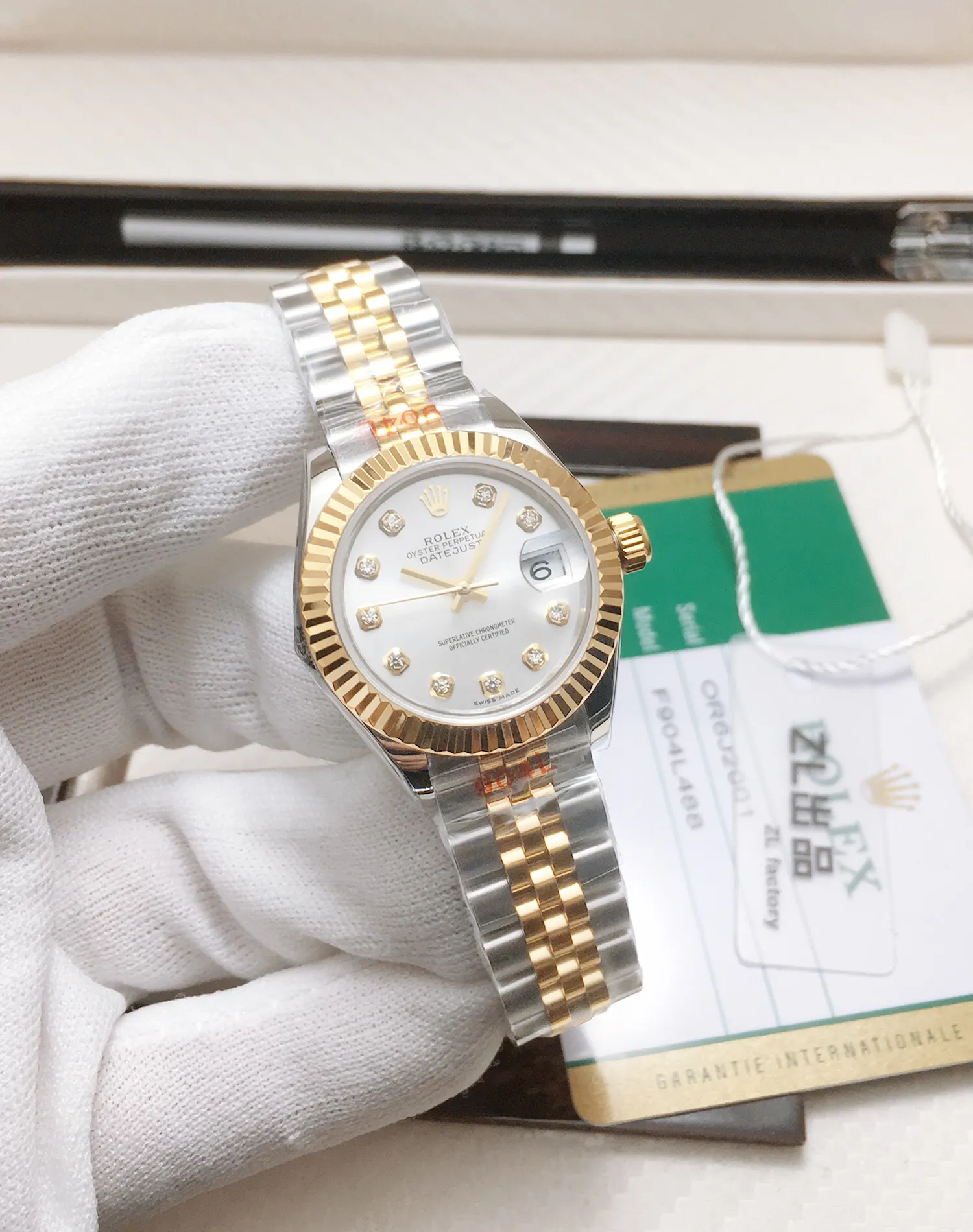 【High-end replica】💰1300! 【Customized all-in-one machine】💰1840! 【Top Replica】💰Private chat! Rolex Women's Datejust 28MM Datejust Watch! There are also 31mm women's watches, 36mm unisex watches, and 41mm men's watches. 1⃣️The case diameter remains the same as the original one, and the stainless steel watch case is forged from 904L stainless steel, which is durable! 2⃣️With the original imported Swiss movement, more goddesses have multiple choices. The performance is extremely stable. Its shock resistance and geometric structure enable the movement to maintain regular operation in any position. 3⃣️The triangular grooved bottom cover is tightened with special tools to completely seal the watch case. The winding crown adopts a double buckle lock dual waterproof system and is firmly screwed to the watch case, making it more waterproof. 4⃣️A small window convex lens is installed at 3 o'clock to enlarge the date display of the watch, making it easier to read the date. The waterproof Oyster case of the women's journal type provides the best protection for the high-precision movement! 5⃣️904L watch strap and new double-headed connection method under the outer ring (can be used with the original), concealed folding crown buckle, opened with an articulated Rolex crown logo. This picture is a real shot of a top replica!
