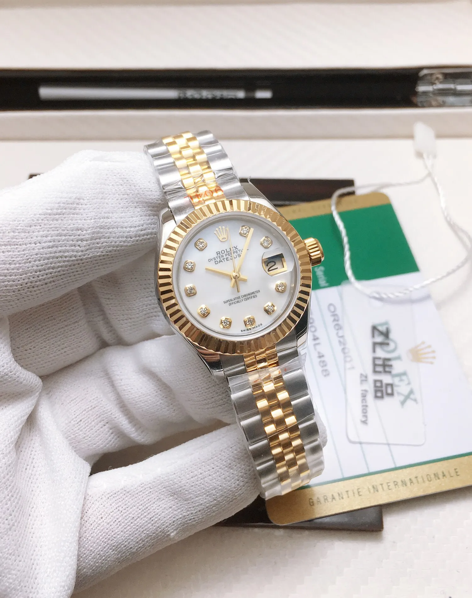 【High-end replica】💰1300! 【Customized all-in-one machine】💰1840! 【Top Replica】💰Private chat! Rolex Women's Datejust 28MM Datejust Watch! There are also 31mm women's watches, 36mm unisex watches, and 41mm men's watches. 1⃣️The case diameter remains the same as the original one, and the stainless steel watch case is forged from 904L stainless steel, which is durable! 2⃣️With the original imported Swiss movement, more goddesses have multiple choices. The performance is extremely stable. Its shock resistance and geometric structure enable the movement to maintain regular operation in any position. 3⃣️The triangular grooved bottom cover is tightened with special tools to completely seal the watch case. The winding crown adopts a double buckle lock dual waterproof system and is firmly screwed to the watch case, making it more waterproof. 4⃣️A small window convex lens is installed at 3 o'clock to enlarge the date display of the watch, making it easier to read the date. The waterproof Oyster case of the women's journal type provides the best protection for the high-precision movement! 5⃣️904L watch strap and new double-headed connection method under the outer ring (can be used with the original), concealed folding crown buckle, opened with an articulated Rolex crown logo. This picture is a real shot of a top replica!