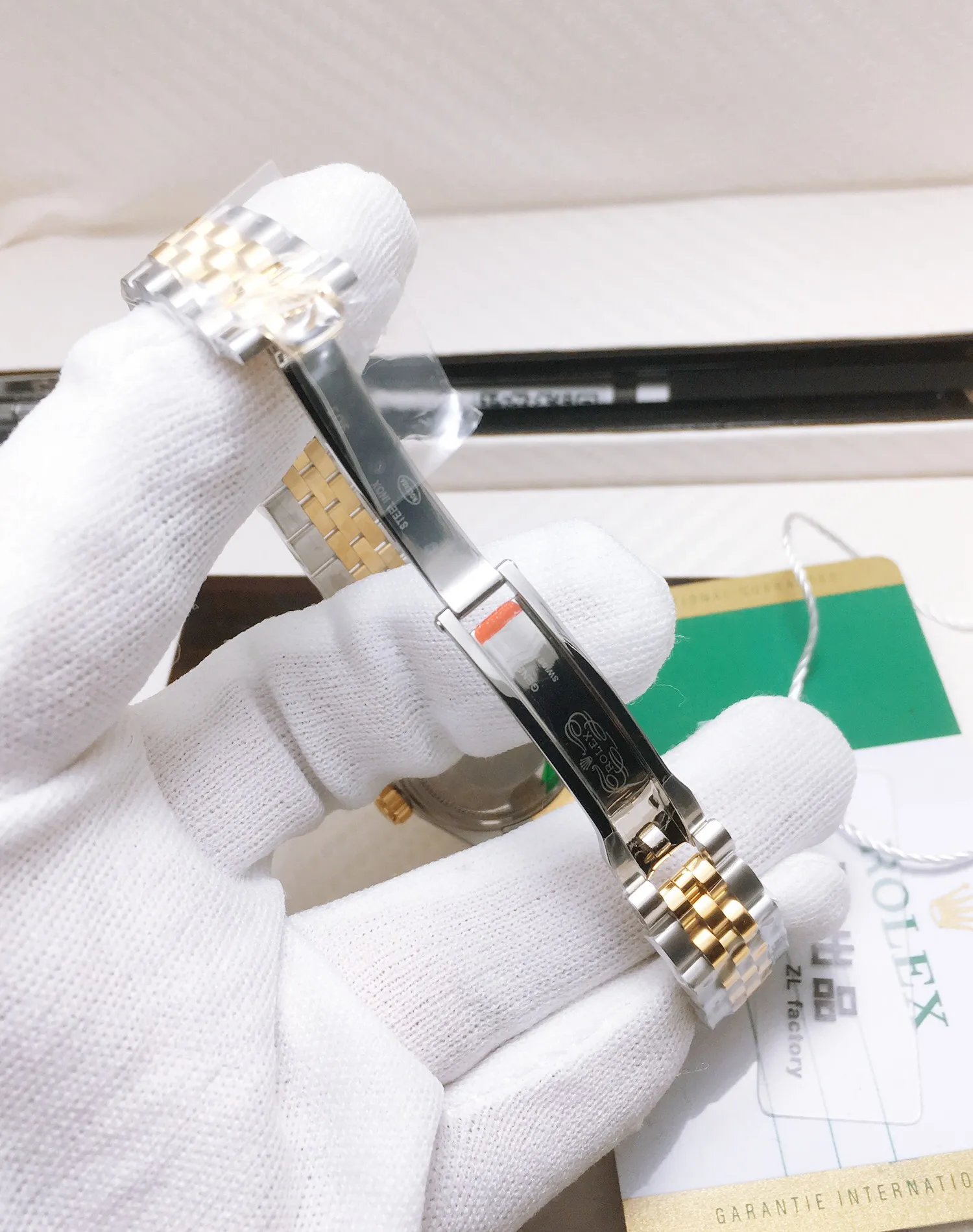 【High-end replica】💰1300! 【Customized all-in-one machine】💰1840! 【Top Replica】💰Private chat! Rolex Women's Datejust 28MM Datejust Watch! There are also 31mm women's watches, 36mm unisex watches, and 41mm men's watches. 1⃣️The case diameter remains the same as the original one, and the stainless steel watch case is forged from 904L stainless steel, which is durable! 2⃣️With the original imported Swiss movement, more goddesses have multiple choices. The performance is extremely stable. Its shock resistance and geometric structure enable the movement to maintain regular operation in any position. 3⃣️The triangular grooved bottom cover is tightened with special tools to completely seal the watch case. The winding crown adopts a double buckle lock dual waterproof system and is firmly screwed to the watch case, making it more waterproof. 4⃣️A small window convex lens is installed at 3 o'clock to enlarge the date display of the watch, making it easier to read the date. The waterproof Oyster case of the women's journal type provides the best protection for the high-precision movement! 5⃣️904L watch strap and new double-headed connection method under the outer ring (can be used with the original), concealed folding crown buckle, opened with an articulated Rolex crown logo. This picture is a real shot of a top replica!