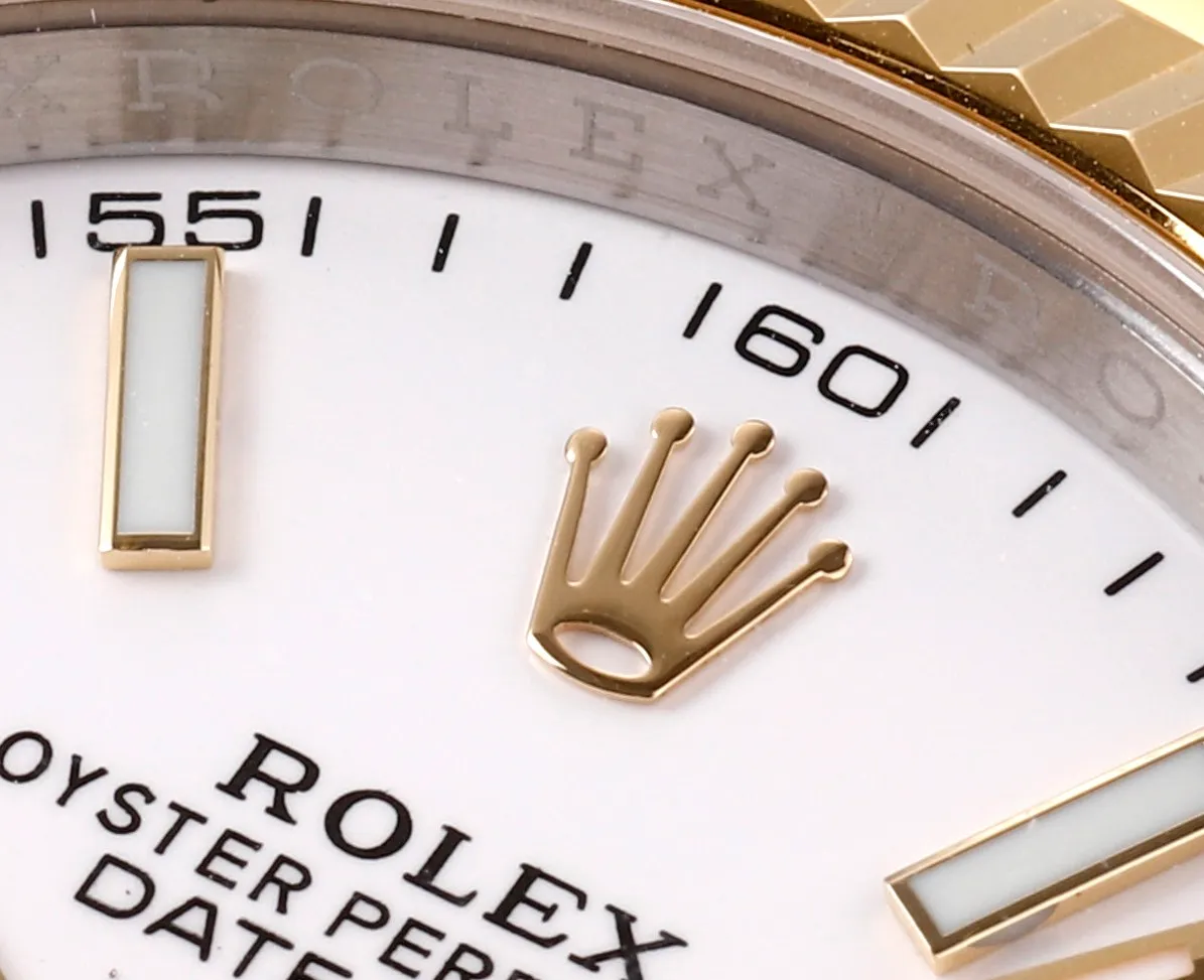 【High-end replica】💰1240! 【Customized all-in-one machine】💰1900! [Top replica] Private chat! ! ! The Rolex Datejust 41mm series creates a classic watch model. 1: The movement adopts Swiss 3235 movement. 2: In terms of material, the overall material is made of 904 steel. The curvature of the side of the case is polished in place, and the thickness of the side is consistent with the original. 3: Classic dog tooth collar. The platinum (electroplated) ring presents a radiant light effect that is extremely close to the original version, and the triangular pit pattern is clean and neat. 4: The watch mirror is made of real sapphire mirror, which increases the transparency of the watch. At the same time, it has been treated with anti-glare technology, making it very convenient to read watch data and has high hardness. 5: The only synchronous original thickness in the market is 11.5mm. This picture was taken in top reproduction quality!