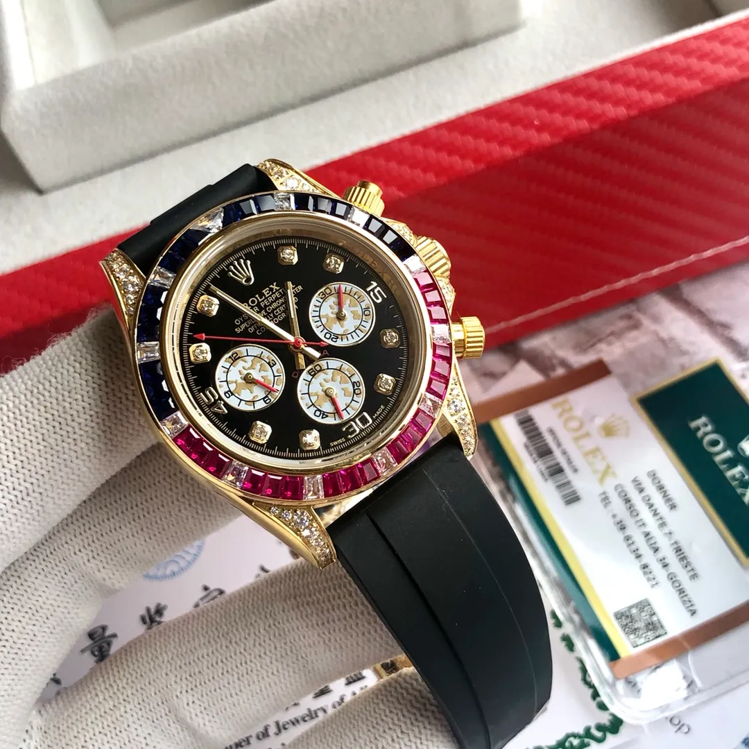【Customized all-in-one machine】💰1720! Rolex-Rolex Cosmograph-Colored Diamond Daytona Series Colored diamonds are back in stock. Extreme details. Strict requirements to create high-quality products. Always pursue quality workmanship. The original color diamonds are exactly the same. They will never fade. They are different from ordinary cases in the market. Create new high quality. Equipped with fully automatic imported 9015 all-in-one mechanical movement. Size 42mm. Sapphire mirror. Original color diamonds. Stainless steel wire drawing with original safety buckle. ✈️✈️✈️