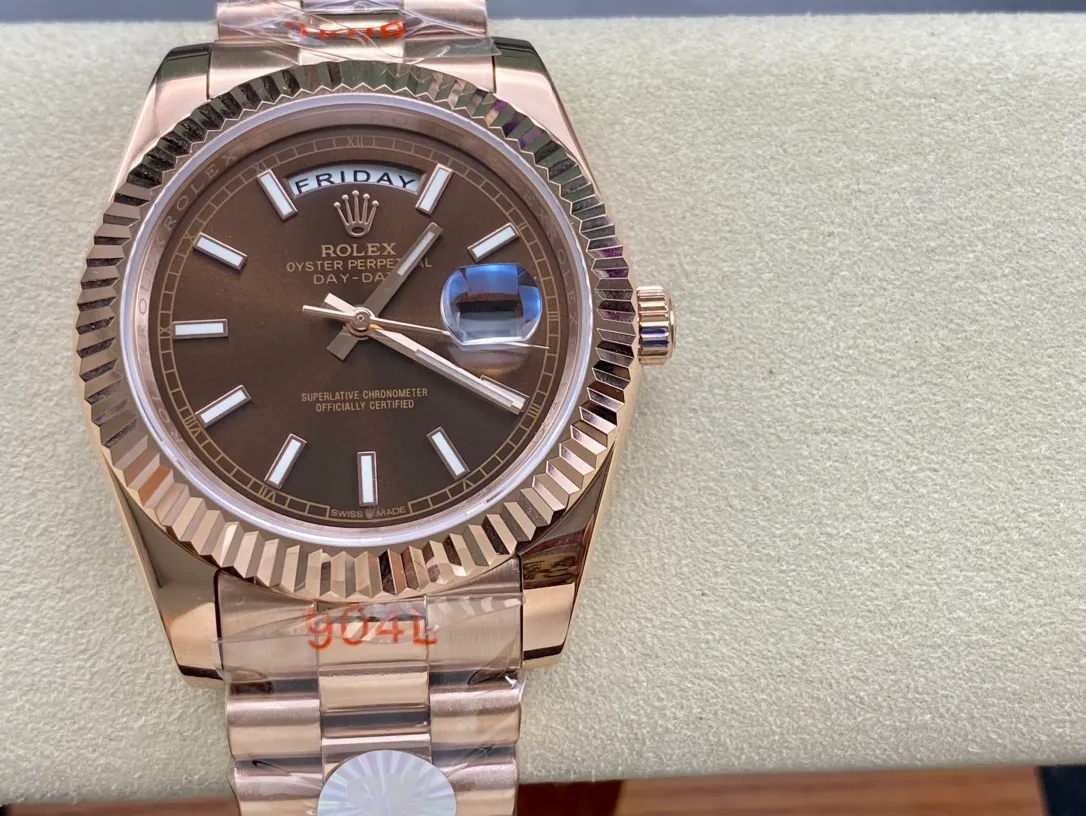 【High-end replica】💰1300! Rolex Dual Calendar Day Date Series 40mm [Diameter] 40mm [Movement] Equipped with imported fully automatic mechanical movement [Ring] Rolex RingCommand triangular pit pattern / aperture [Mirror] Scratch-resistant sapphire glass mirror [Material] Imported 316L stainless steel case [Strap] Stainless steel (Oystersteel) optional three-bead/five-bead chain strap [Buckle] Original buckle Super high quality, more beautiful in kind, market exclusive! Classic men's casual watch, the standard accessory for successful men, allowing you to wear it once and for all!
