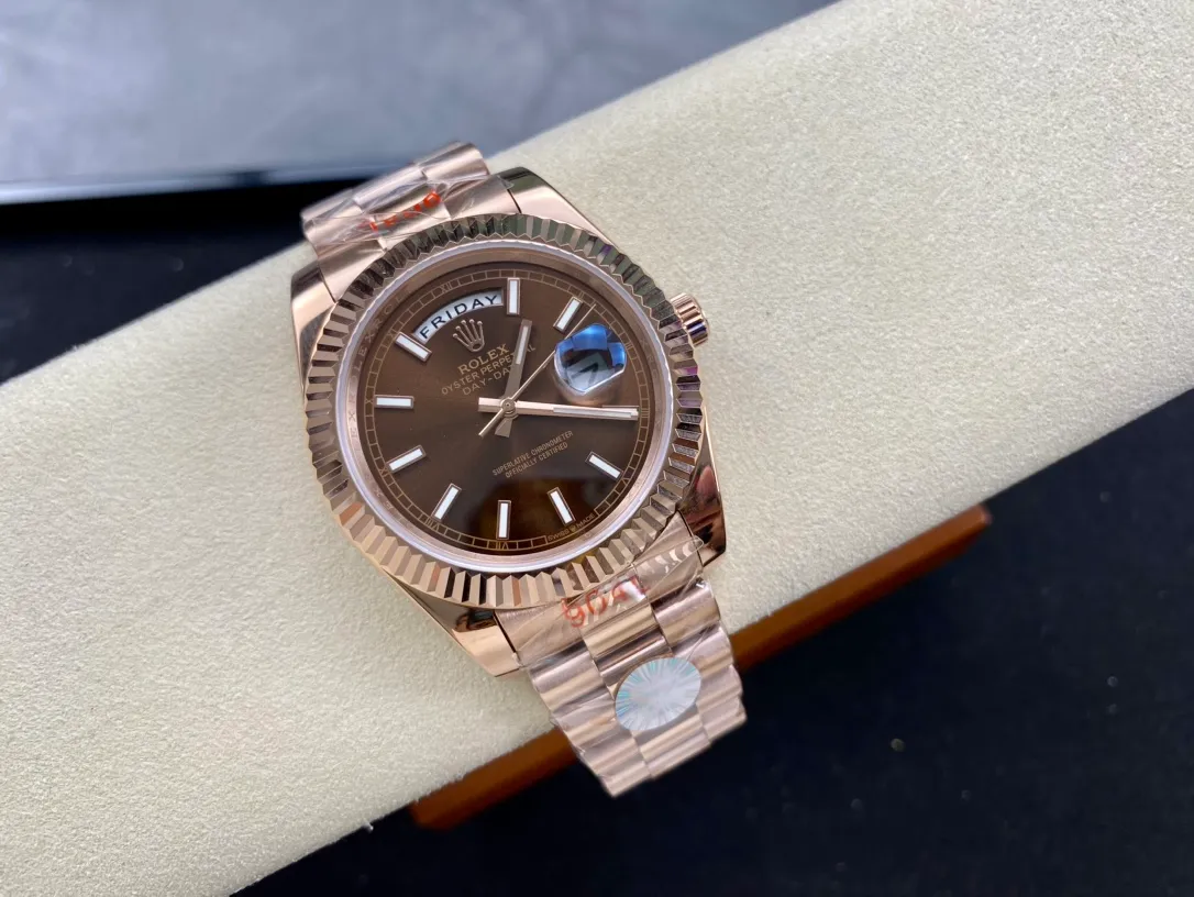 【High-end replica】💰1300! Rolex Dual Calendar Day Date Series 40mm [Diameter] 40mm [Movement] Equipped with imported fully automatic mechanical movement [Ring] Rolex RingCommand triangular pit pattern / aperture [Mirror] Scratch-resistant sapphire glass mirror [Material] Imported 316L stainless steel case [Strap] Stainless steel (Oystersteel) optional three-bead/five-bead chain strap [Buckle] Original buckle Super high quality, more beautiful in kind, market exclusive! Classic men's casual watch, the standard accessory for successful men, allowing you to wear it once and for all!