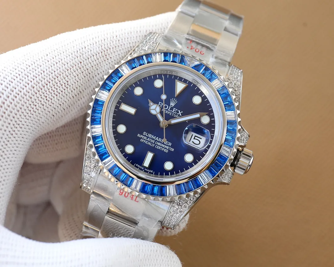 【Top Replica】💰4300! Rolex SUB Submariner customized version with diamonds on the back! The same style as the Ghost Scumbag, a fusion of luxurious sparkle and never-fading, making it the perfect choice for the classic trend! [Case] ​​Watch size 40mm. Every diamond/colored gem comes from Austria (the origin of Swarovski) and undergoes strict screening to ensure uniform color, size and fire, and is carefully set by professional jewelry setters. [Watch strap] Synchronized with the case, 904L Oyster steel perfectly restores the excellent strong and durable pedigree, and the effect is comparable to the original. [Movement] It is equipped with the top-level 2836 automatic winding movement, the king of movements in the replica world. 3135 integrated blue oil yarn, the king of cost-effectiveness is here, with a variety of choices, please watch friends from all walks of life to appreciate it! Welcome to reprint! 🔥Top quality products with constant quality🔥