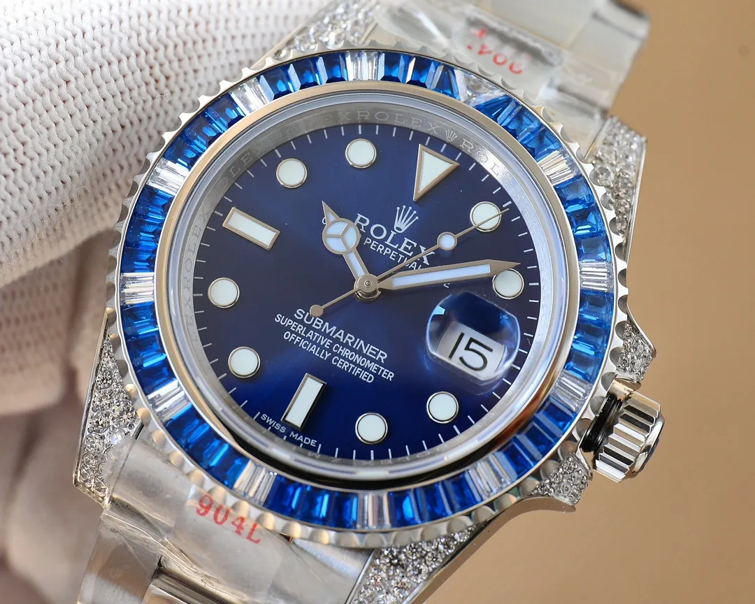 【Top Replica】💰4300! Rolex SUB Submariner customized version with diamonds on the back! The same style as the Ghost Scumbag, a fusion of luxurious sparkle and never-fading, making it the perfect choice for the classic trend! [Case] ​​Watch size 40mm. Every diamond/colored gem comes from Austria (the origin of Swarovski) and undergoes strict screening to ensure uniform color, size and fire, and is carefully set by professional jewelry setters. [Watch strap] Synchronized with the case, 904L Oyster steel perfectly restores the excellent strong and durable pedigree, and the effect is comparable to the original. [Movement] It is equipped with the top-level 2836 automatic winding movement, the king of movements in the replica world. 3135 integrated blue oil yarn, the king of cost-effectiveness is here, with a variety of choices, please watch friends from all walks of life to appreciate it! Welcome to reprint! 🔥Top quality products with constant quality🔥