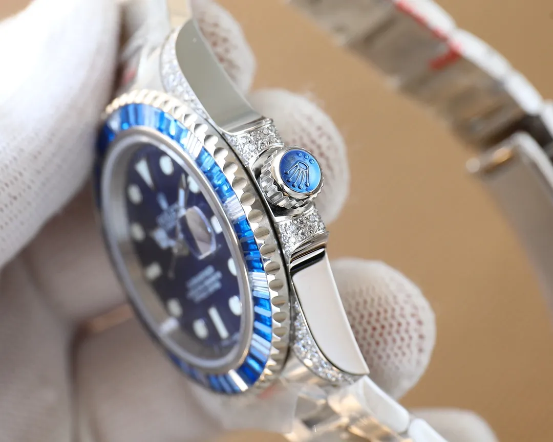 【Top Replica】💰4300! Rolex SUB Submariner customized version with diamonds on the back! The same style as the Ghost Scumbag, a fusion of luxurious sparkle and never-fading, making it the perfect choice for the classic trend! [Case] ​​Watch size 40mm. Every diamond/colored gem comes from Austria (the origin of Swarovski) and undergoes strict screening to ensure uniform color, size and fire, and is carefully set by professional jewelry setters. [Watch strap] Synchronized with the case, 904L Oyster steel perfectly restores the excellent strong and durable pedigree, and the effect is comparable to the original. [Movement] It is equipped with the top-level 2836 automatic winding movement, the king of movements in the replica world. 3135 integrated blue oil yarn, the king of cost-effectiveness is here, with a variety of choices, please watch friends from all walks of life to appreciate it! Welcome to reprint! 🔥Top quality products with constant quality🔥