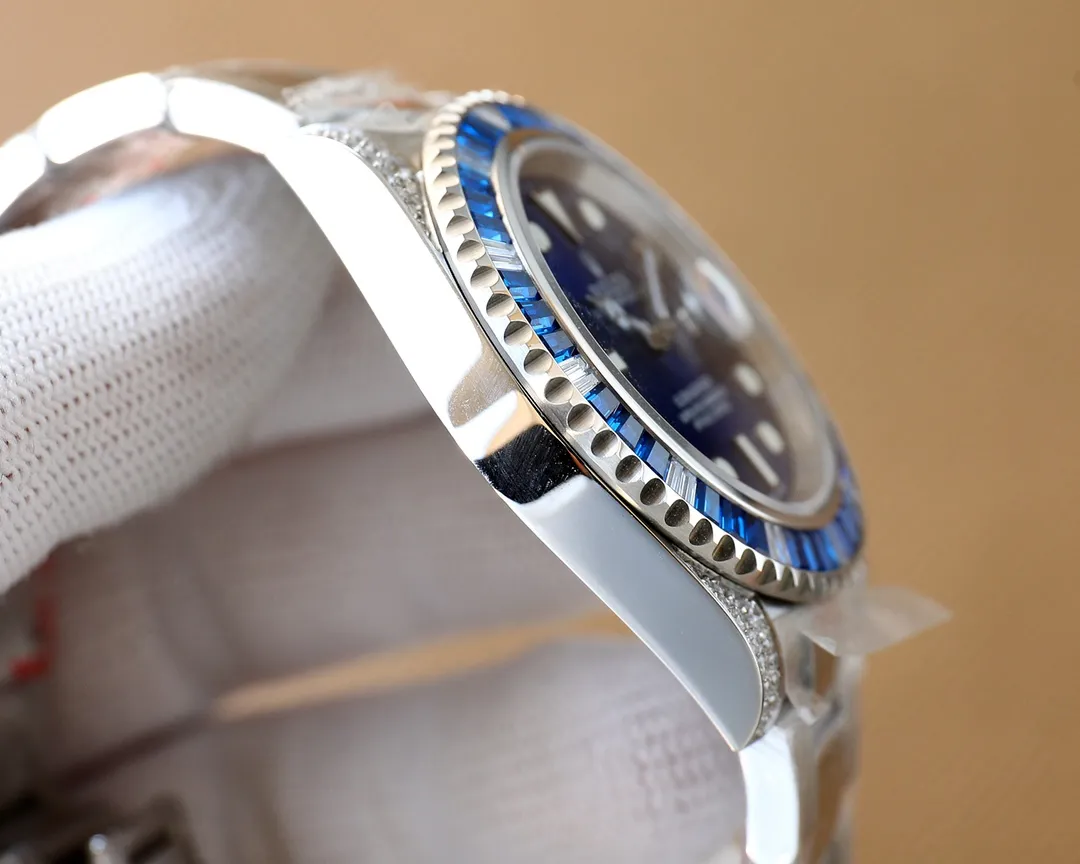 【Top Replica】💰4300! Rolex SUB Submariner customized version with diamonds on the back! The same style as the Ghost Scumbag, a fusion of luxurious sparkle and never-fading, making it the perfect choice for the classic trend! [Case] ​​Watch size 40mm. Every diamond/colored gem comes from Austria (the origin of Swarovski) and undergoes strict screening to ensure uniform color, size and fire, and is carefully set by professional jewelry setters. [Watch strap] Synchronized with the case, 904L Oyster steel perfectly restores the excellent strong and durable pedigree, and the effect is comparable to the original. [Movement] It is equipped with the top-level 2836 automatic winding movement, the king of movements in the replica world. 3135 integrated blue oil yarn, the king of cost-effectiveness is here, with a variety of choices, please watch friends from all walks of life to appreciate it! Welcome to reprint! 🔥Top quality products with constant quality🔥